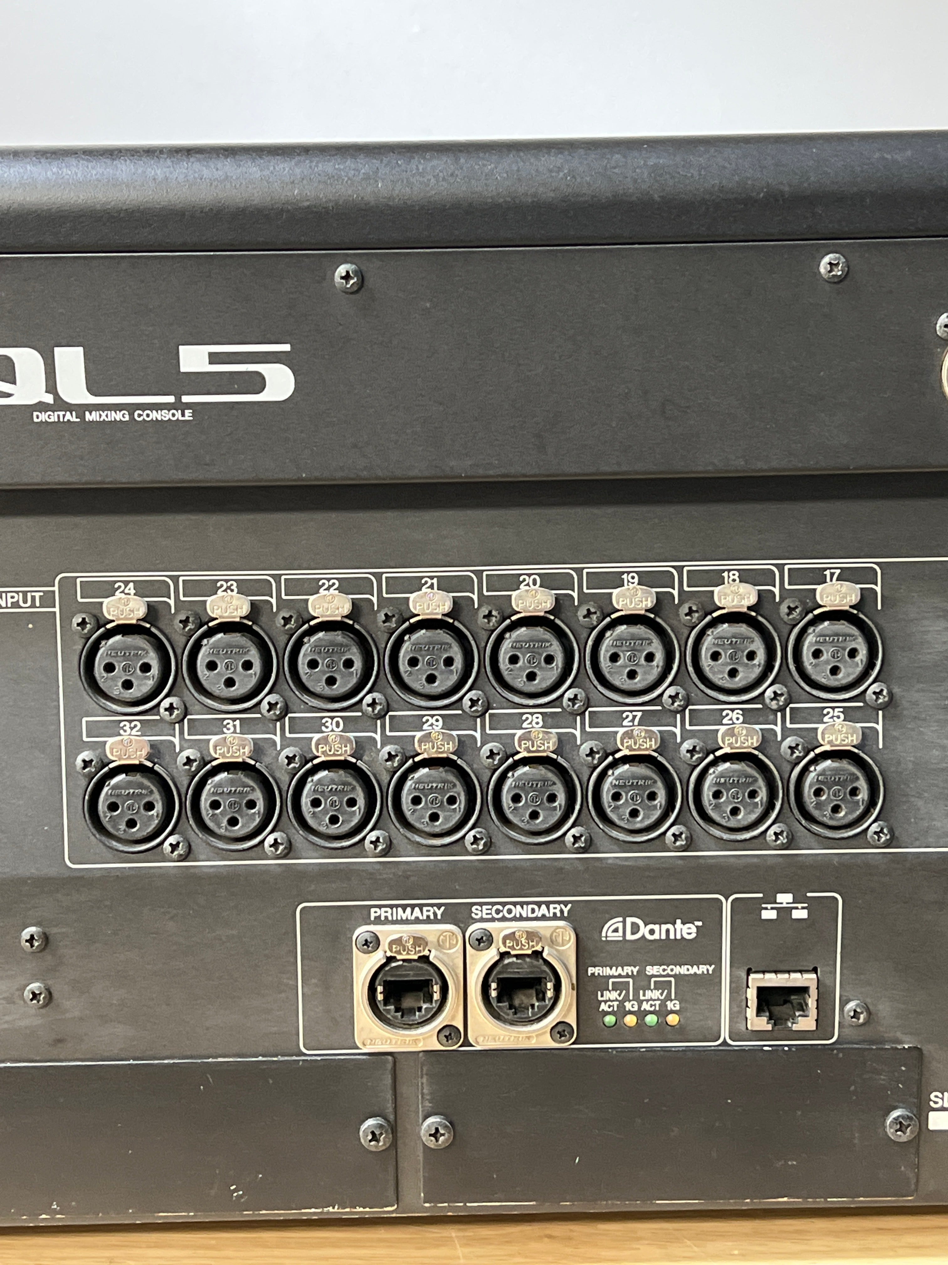 Yamaha QL5 Digital Mixing Console 32 In 16 Out Black Used With Box
