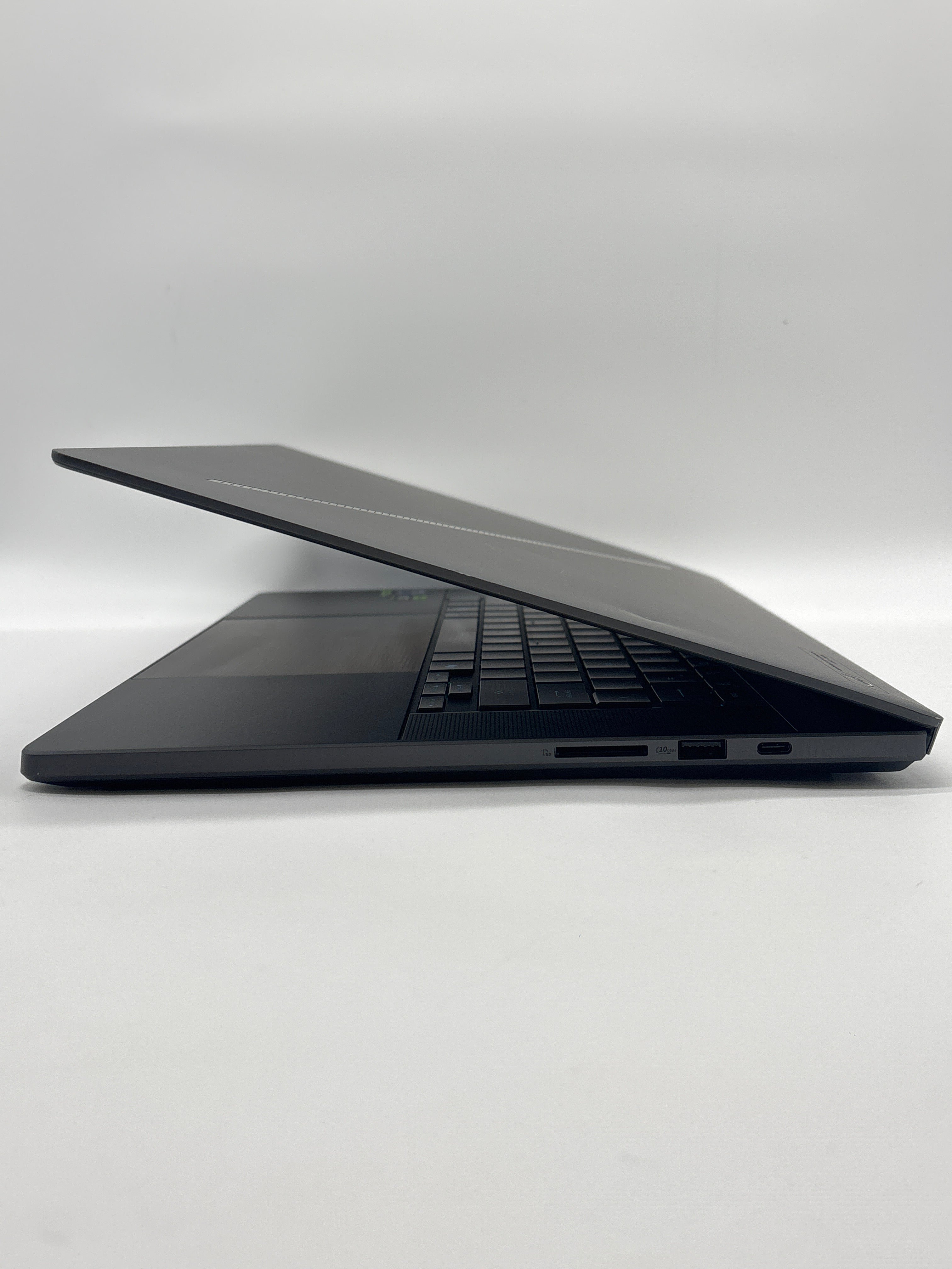 ASUS ROG Zephyrus G16 Ultra 9 285H 32GB RAM 2TB SSD RTX 5080