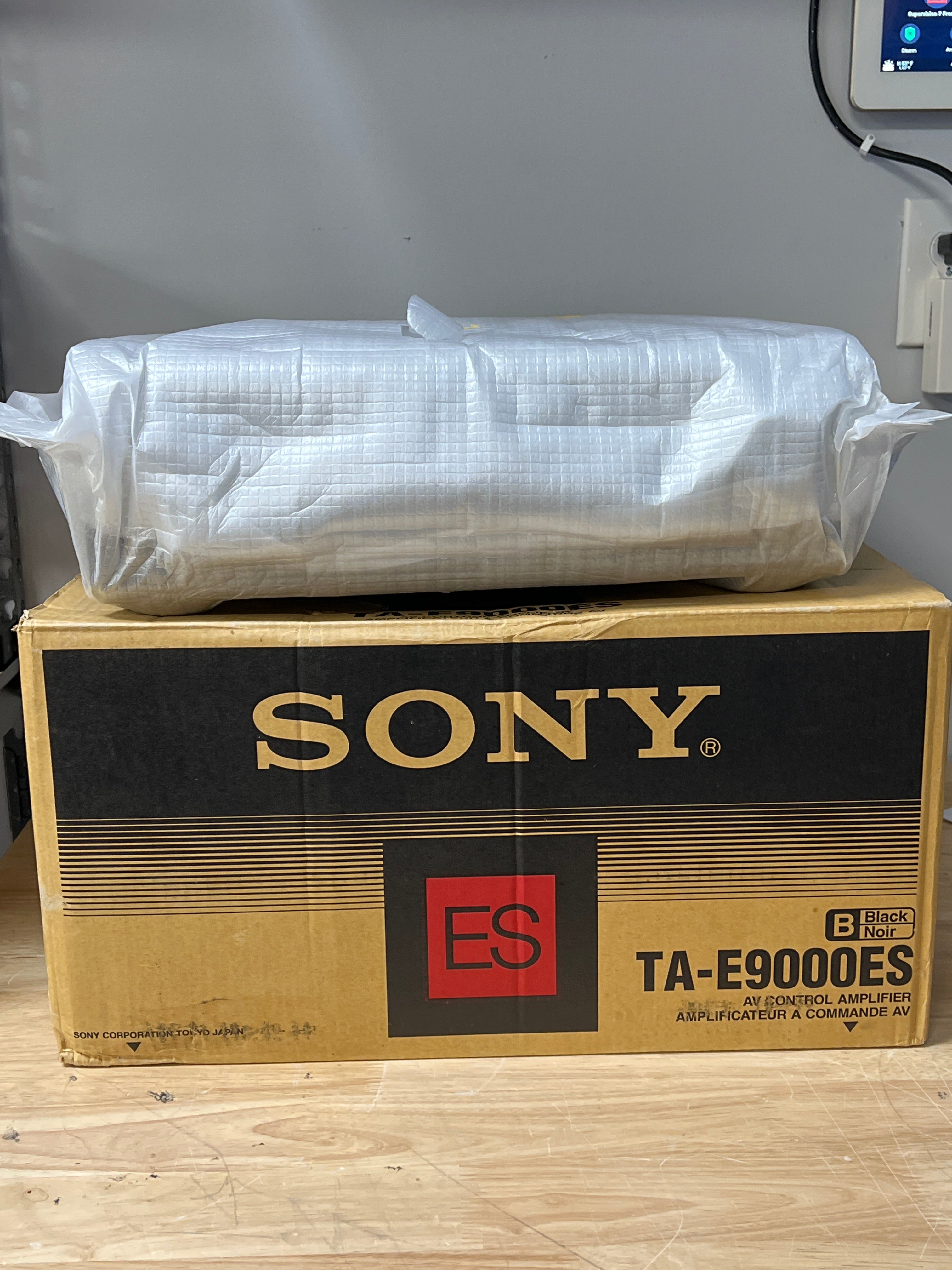 Sony TA-E9000ES Multi Channel Amplifier Digital Processor - Corner damage