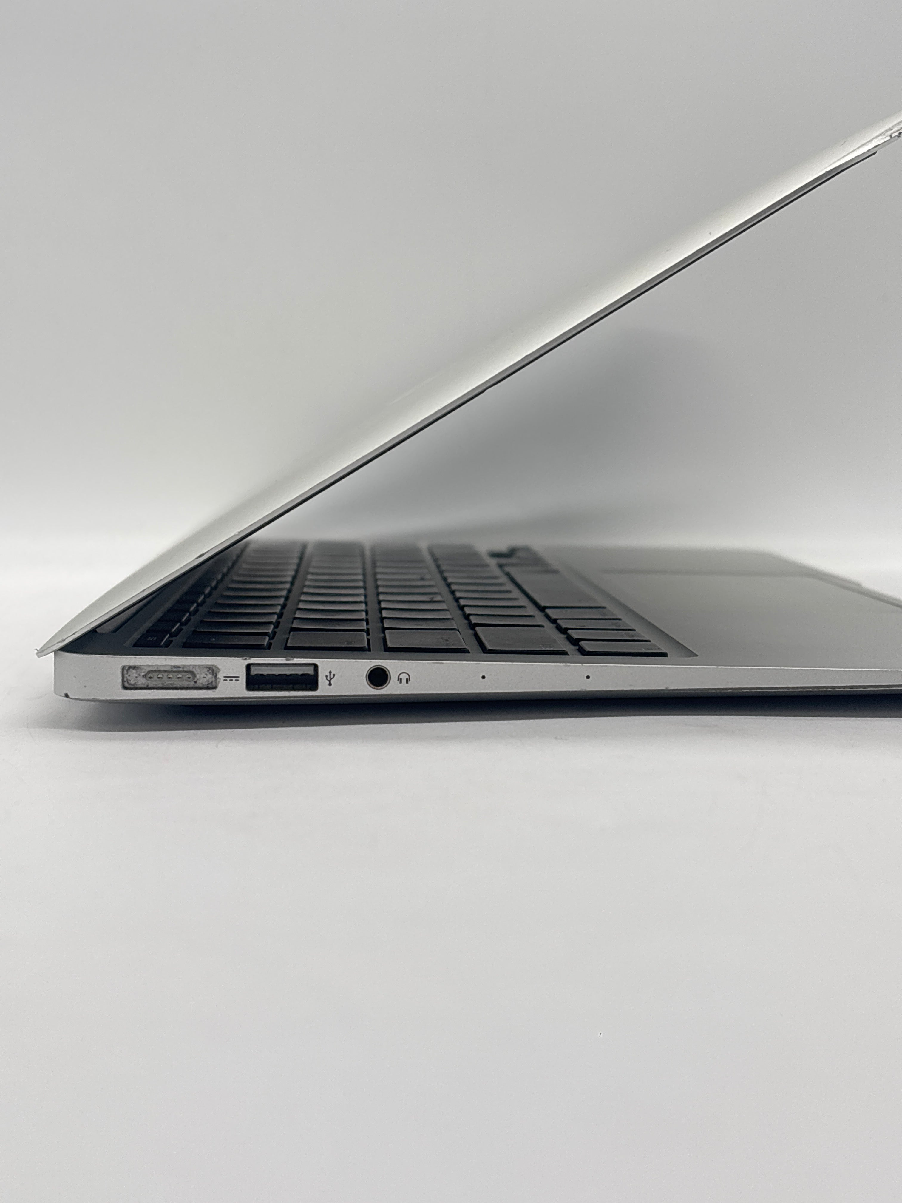 Apple MacBook Air A1465 i5 4GB RAM 128GB SSD - For Parts (No OS)