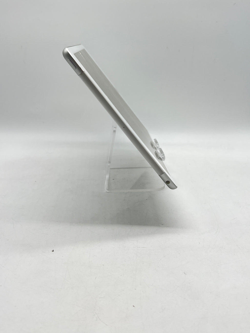 Apple iPad 8th Gen A2429 32GB Wi-Fi + Cellular White - READ