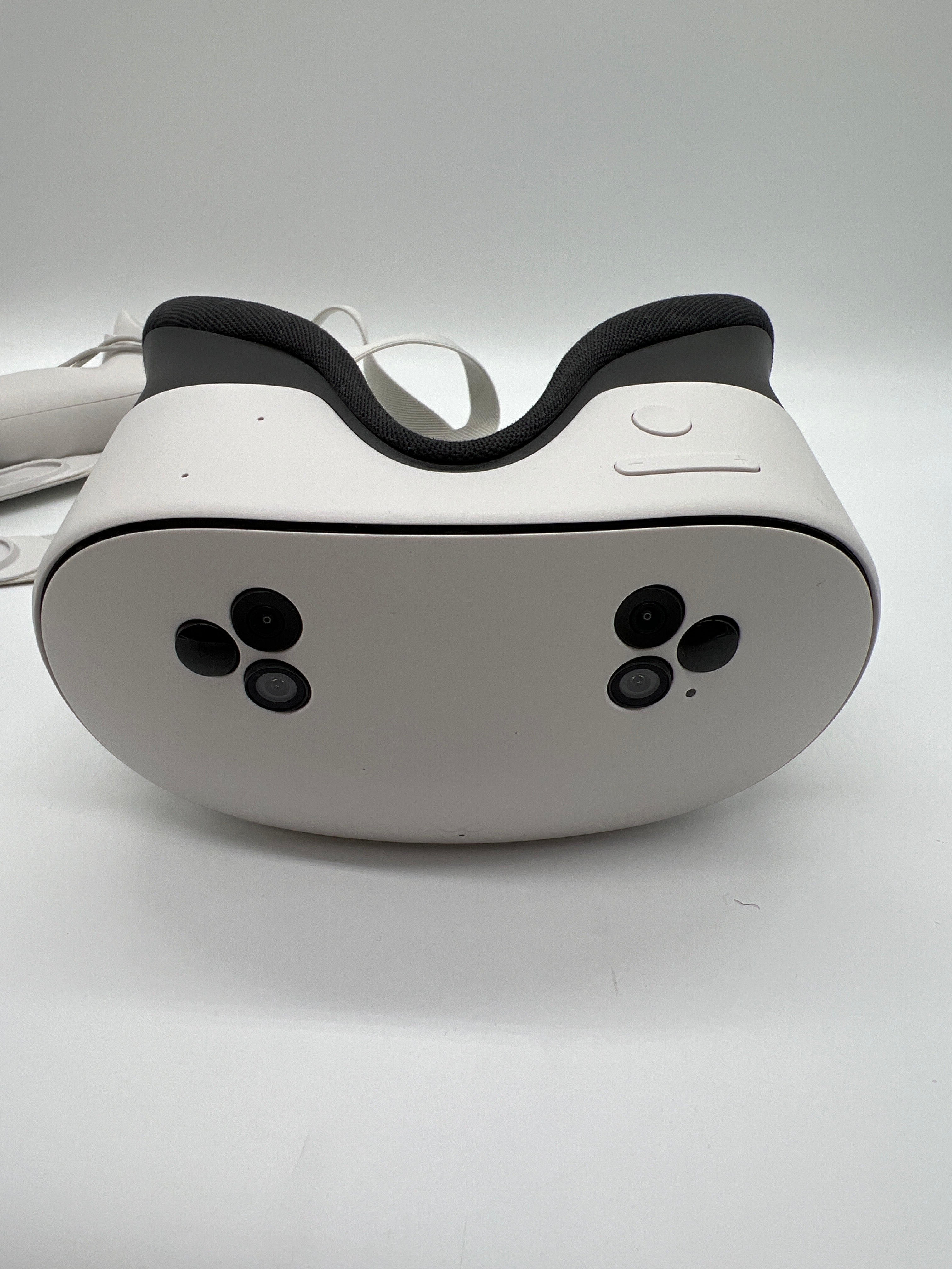 Used Meta Quest 3s VR Headset 128GB White Controllers