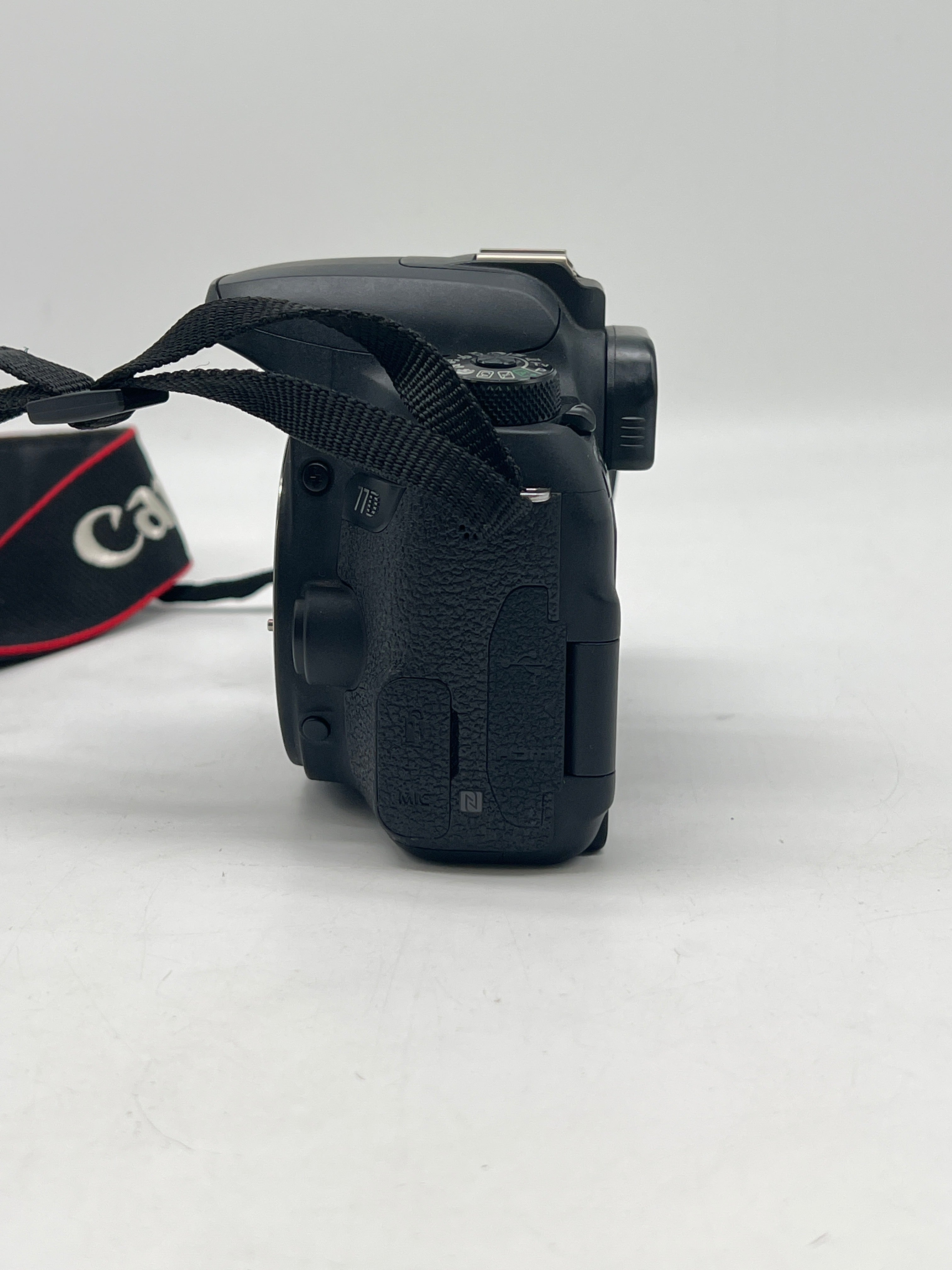 Canon EOS 77D Digital SLR Camera 24.2 MP Body Only - Used