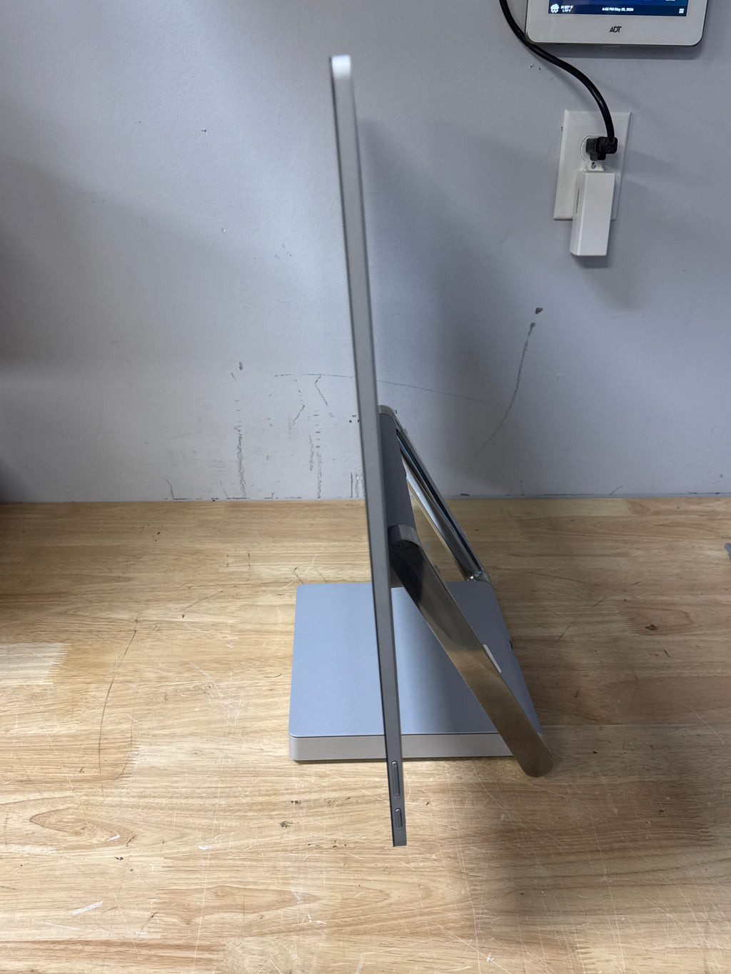 Microsoft Surface Studio 28 in i7 16GB RAM 1TB Hybrid Drive GTX 965M - For Parts (Does not power on)