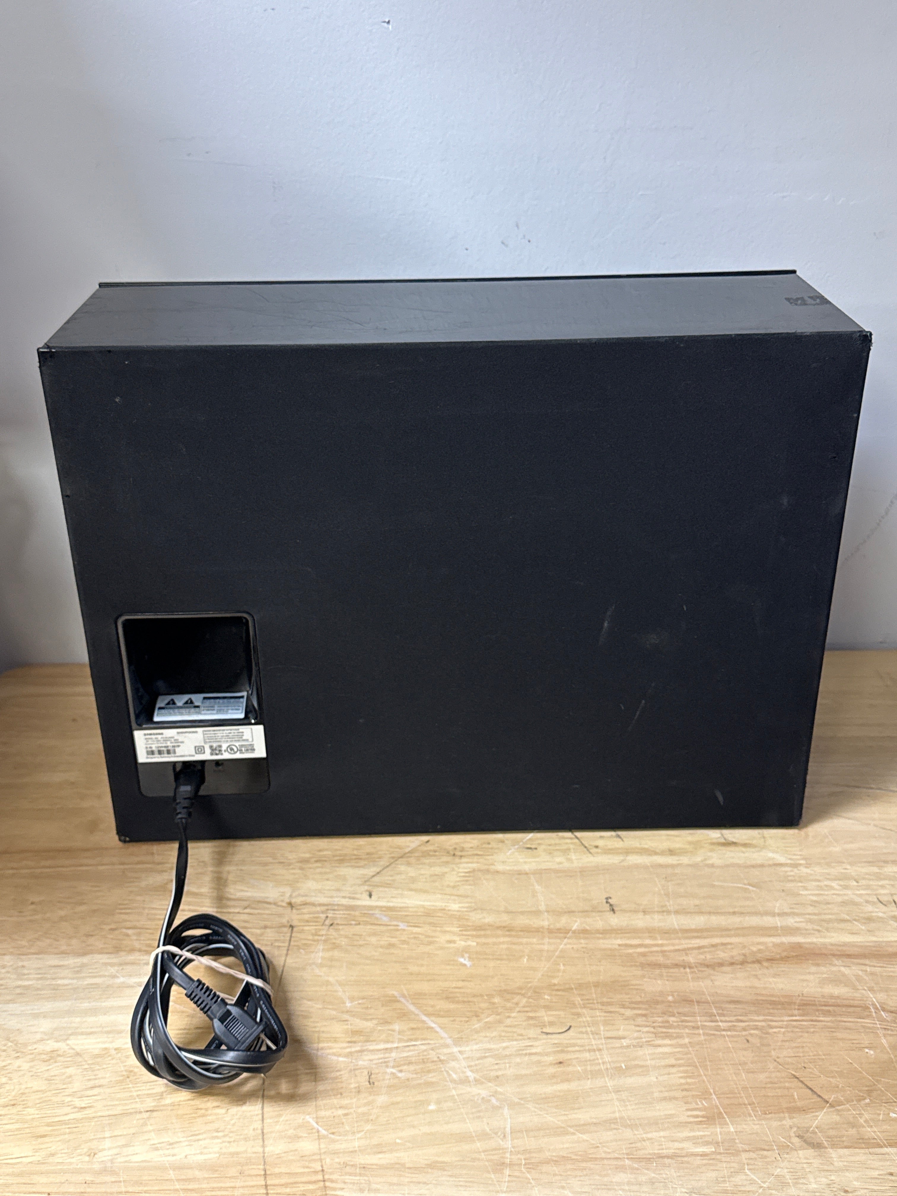 Samsung HW-J4000 / PS-WJ4000 2.1 Channel Soundbar & Wireless Subwoofer
