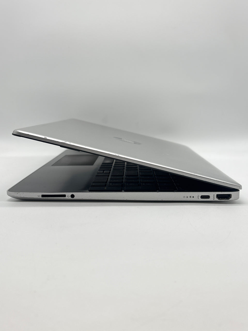 HP 15-dy1051wm i5-1035G1 8GB RAM 256GB SSD - For Parts (Small Cracks on Corners)
