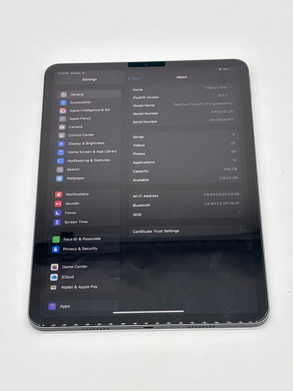 Apple iPad Pro 11" 3rd Gen A2460 256GB Space Gray Wi-Fi only w/ Keyboard