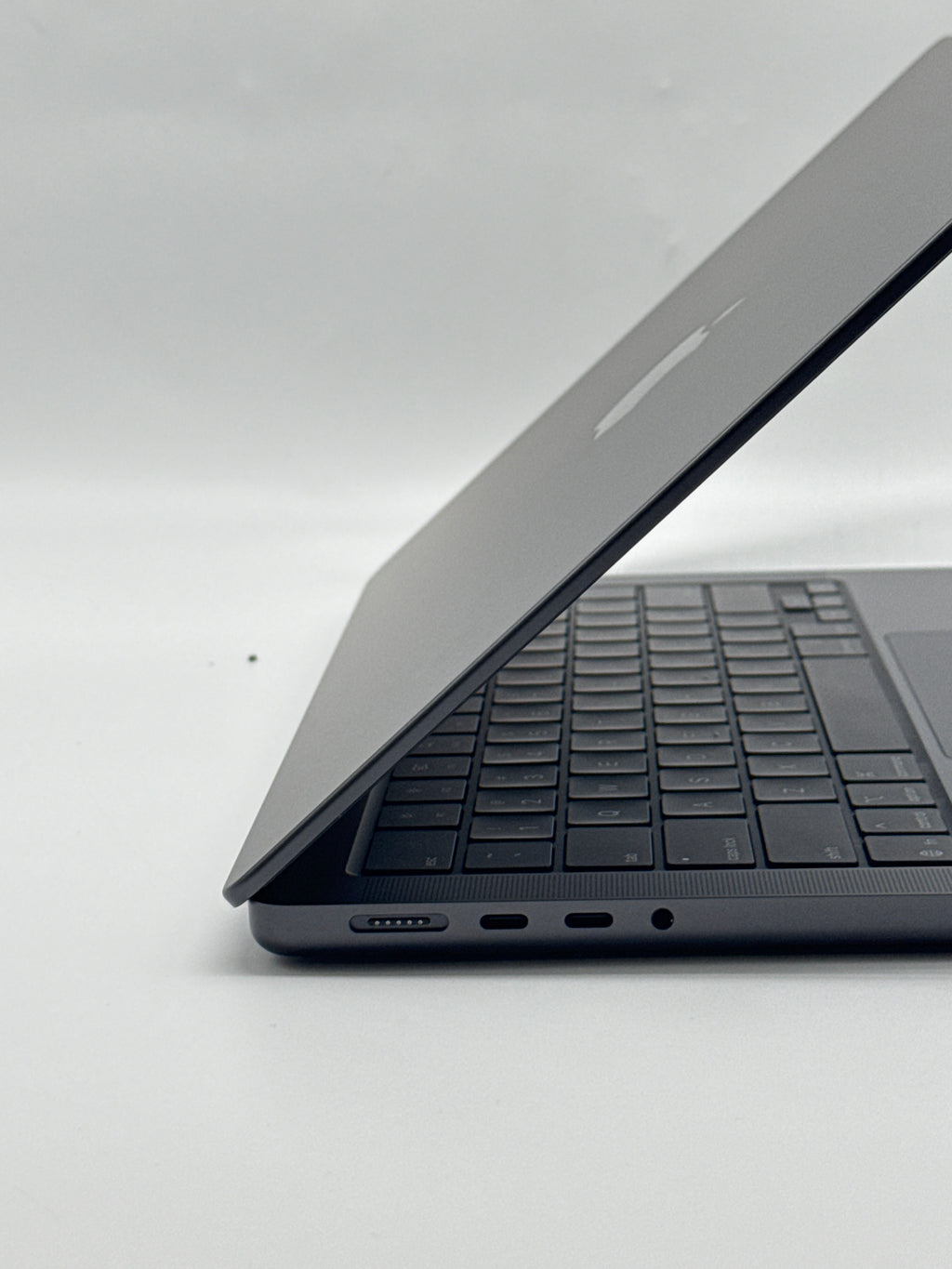 Apple MacBook Pro 14" M5 2025 24GB RAM 1TB SSD Midnight - Used