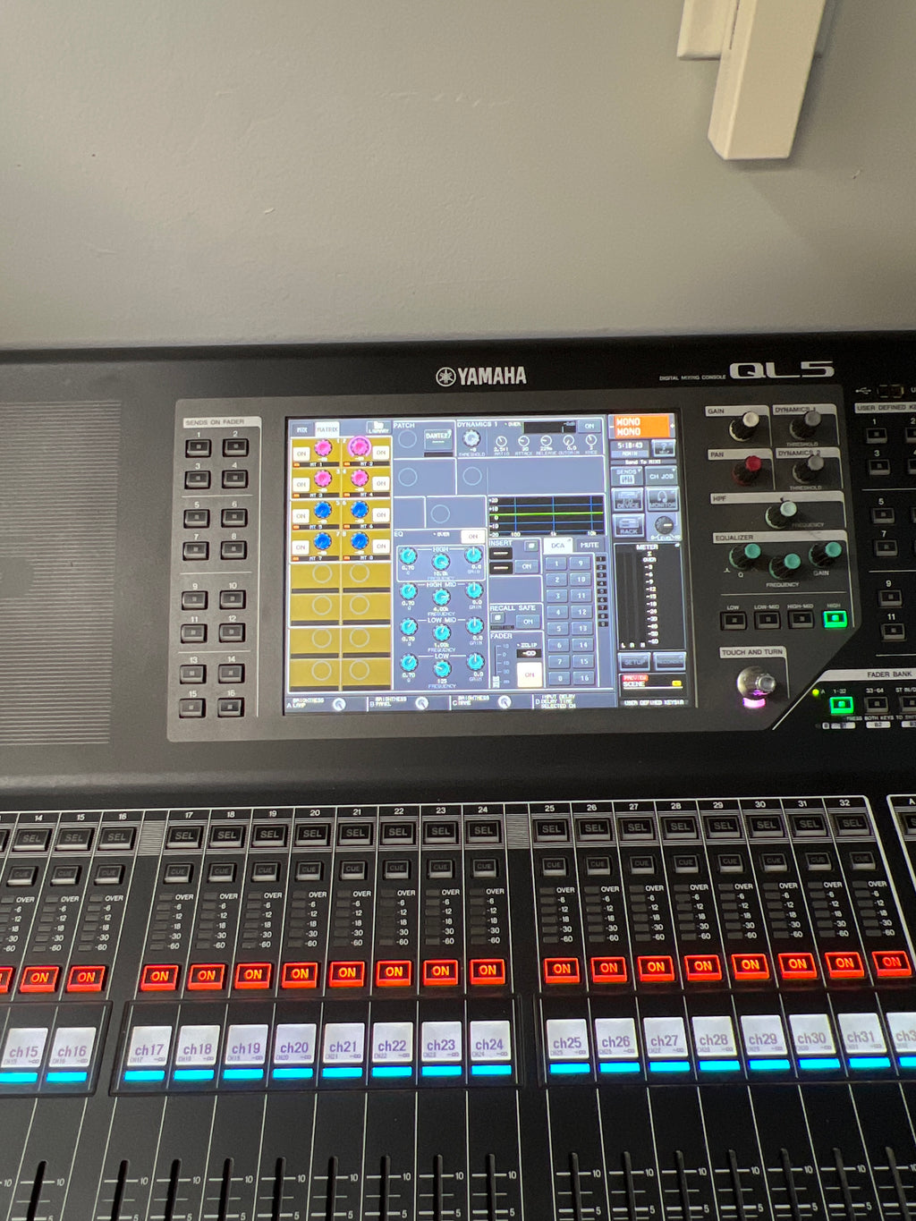 Yamaha QL5 Digital Mixing Console 32 In 16 Out Black Used With Box