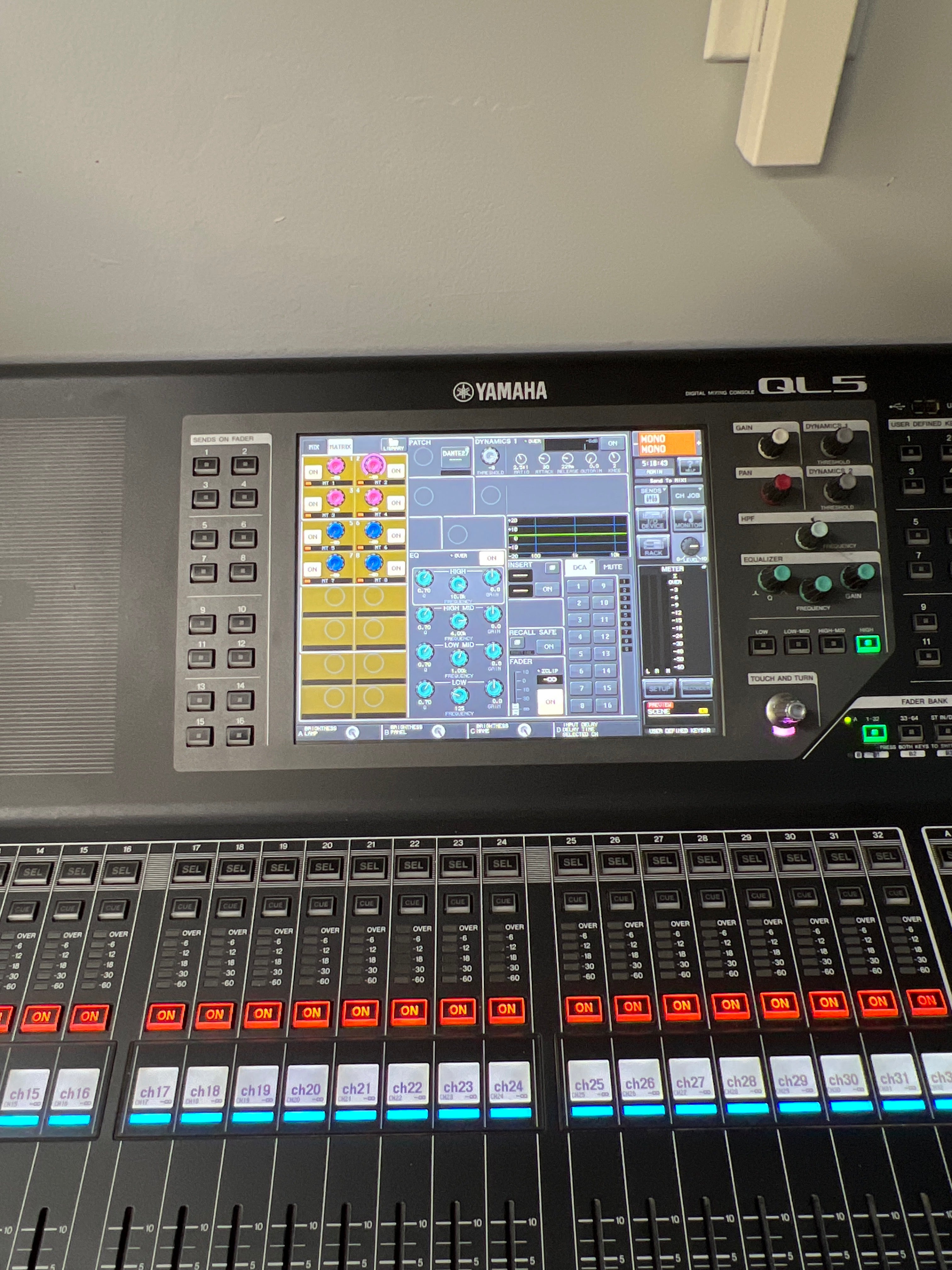 Yamaha QL5 Digital Mixing Console 32 In 16 Out Black Used With Box