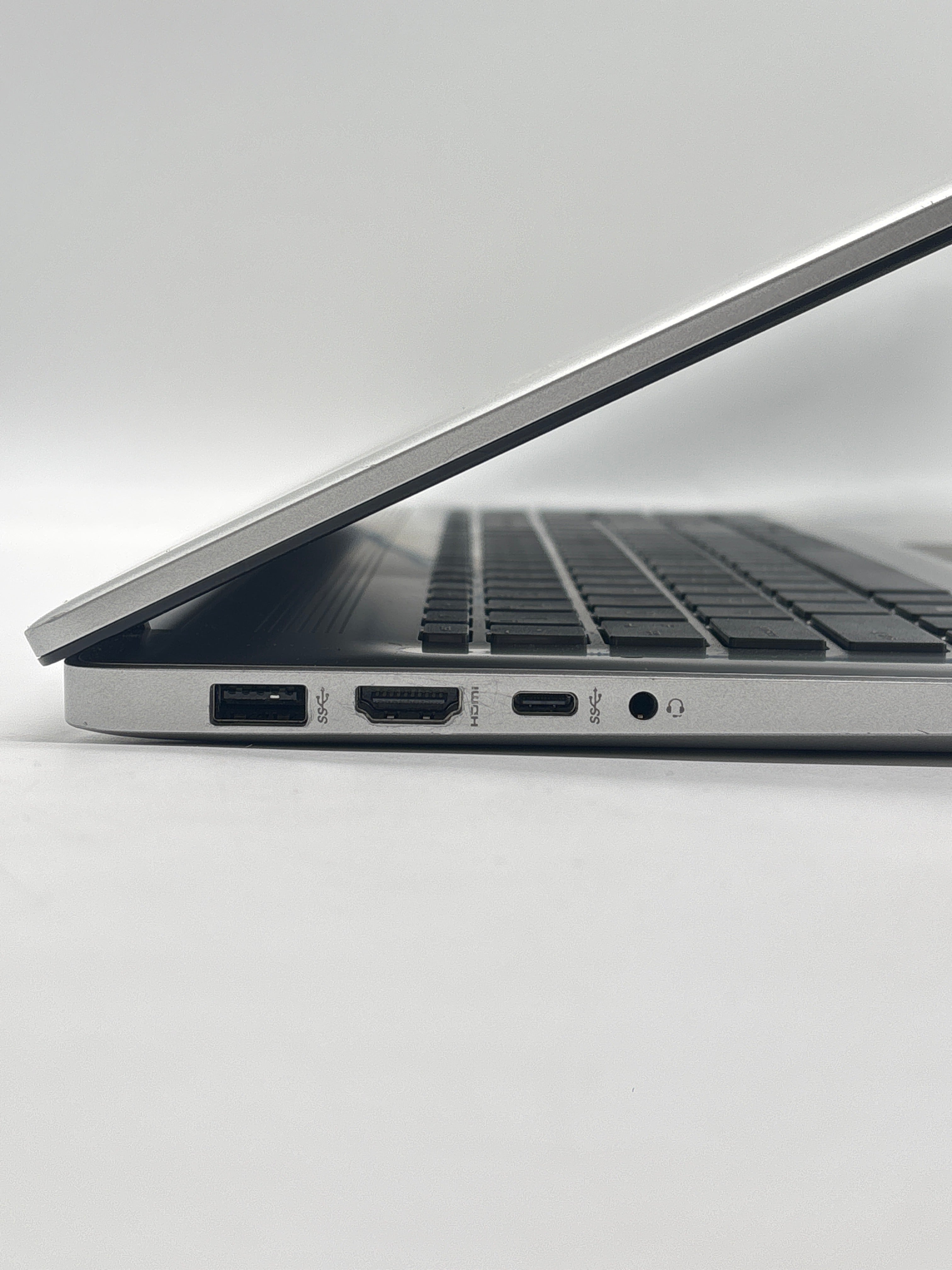 HP 17-cn2083dx i3-1215U 8GB RAM 256 GB SSD