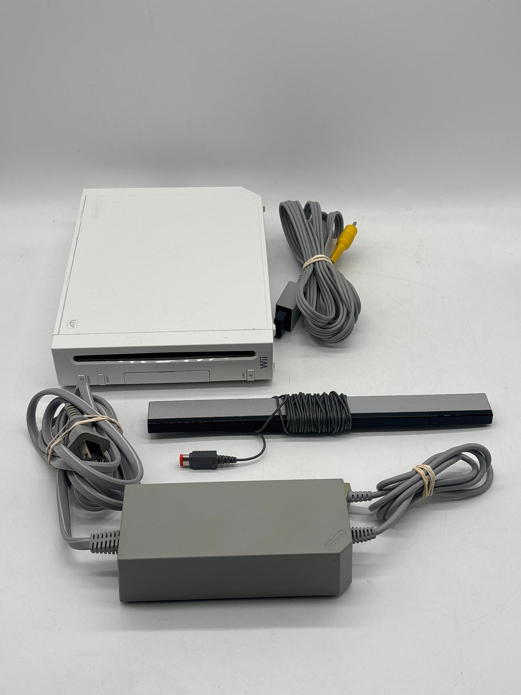 Nintendo Wii RVL-001 4GB Console White W/ Cords + Sensor + 3 Games - Used