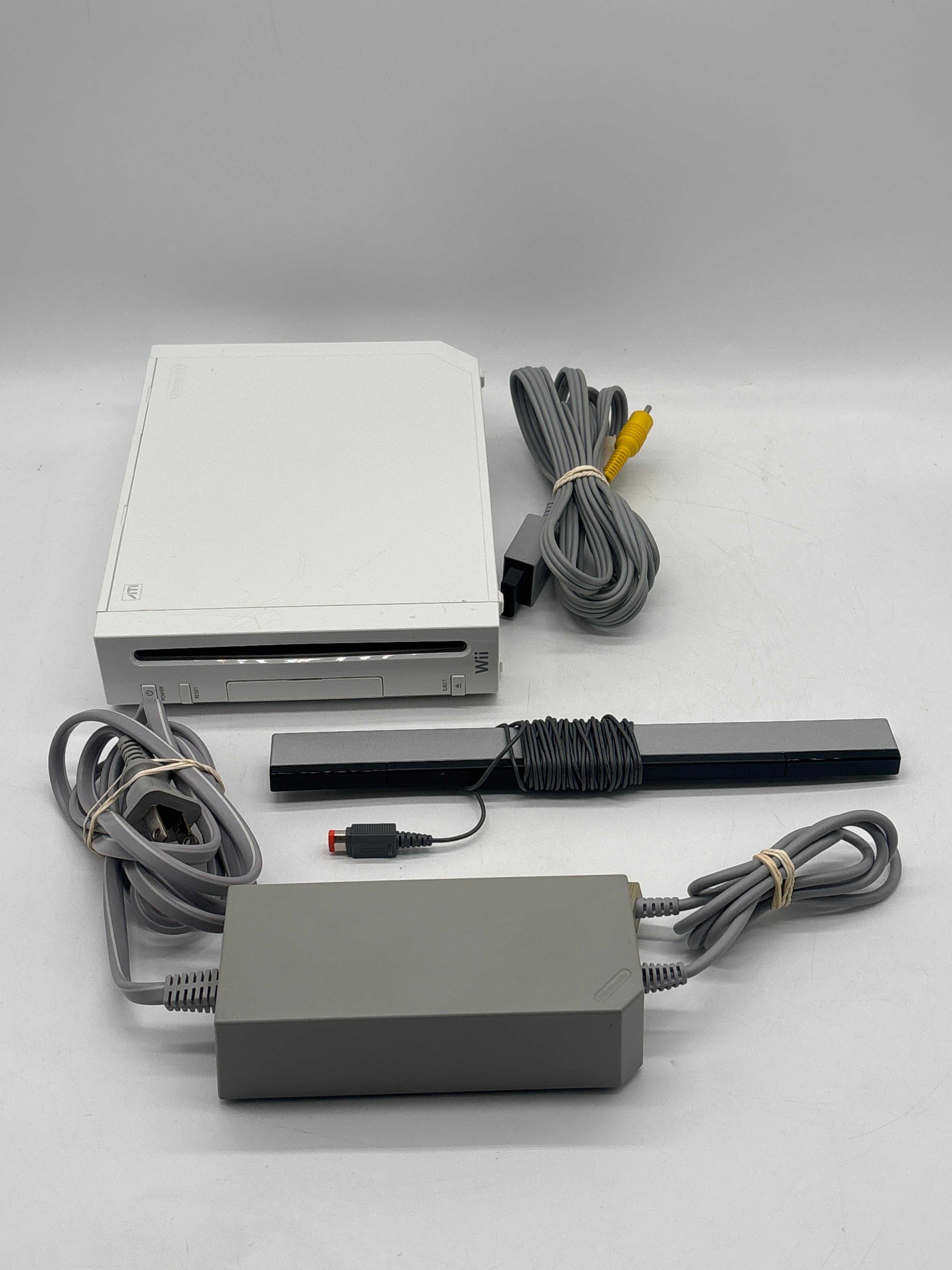 Nintendo Wii RVL-001 4GB Console White W/ Cords + Sensor + 3 Games - Used