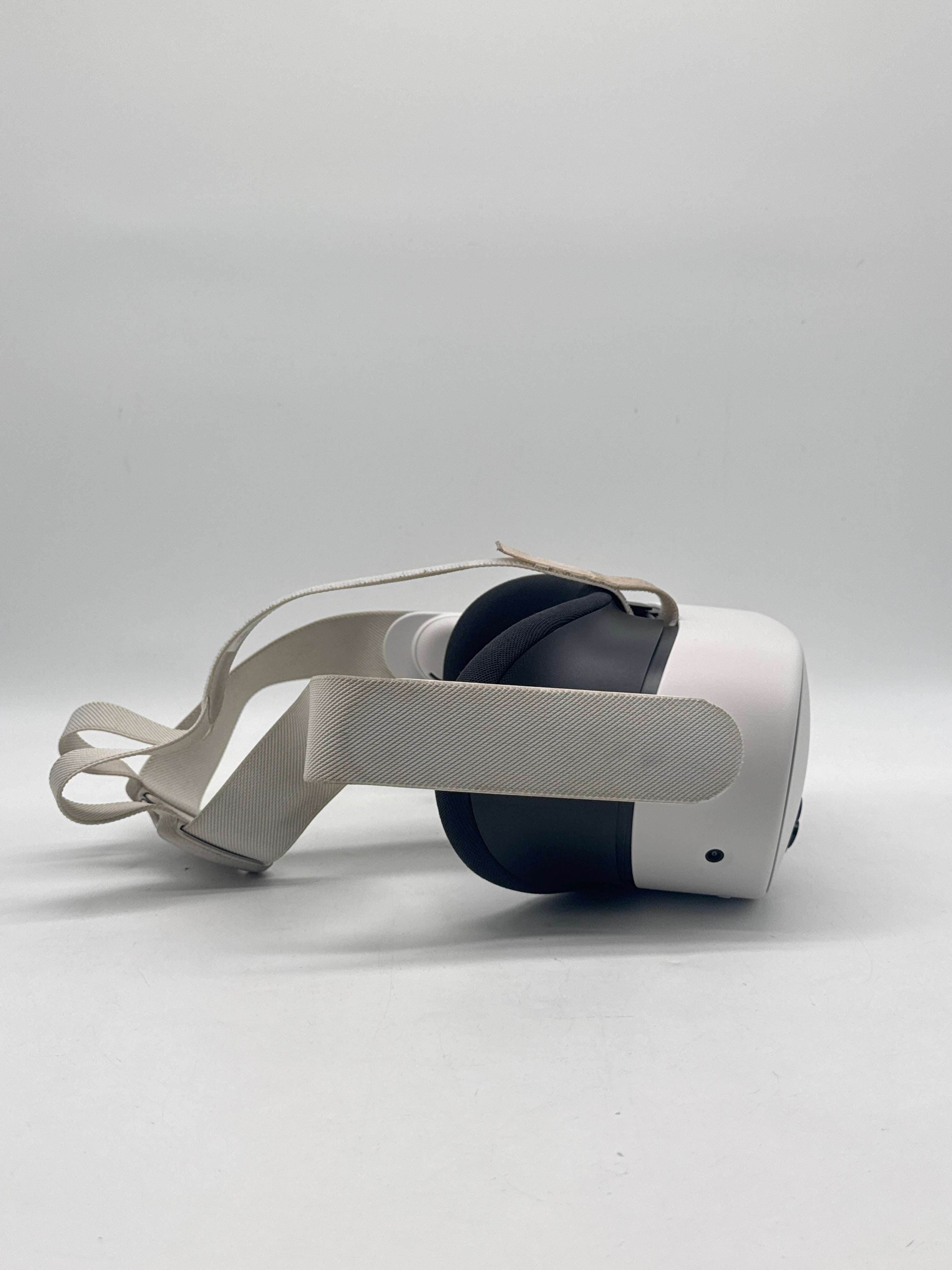 Meta Quest 3S 128GB Standalone All-in-One VR Headset White - Used