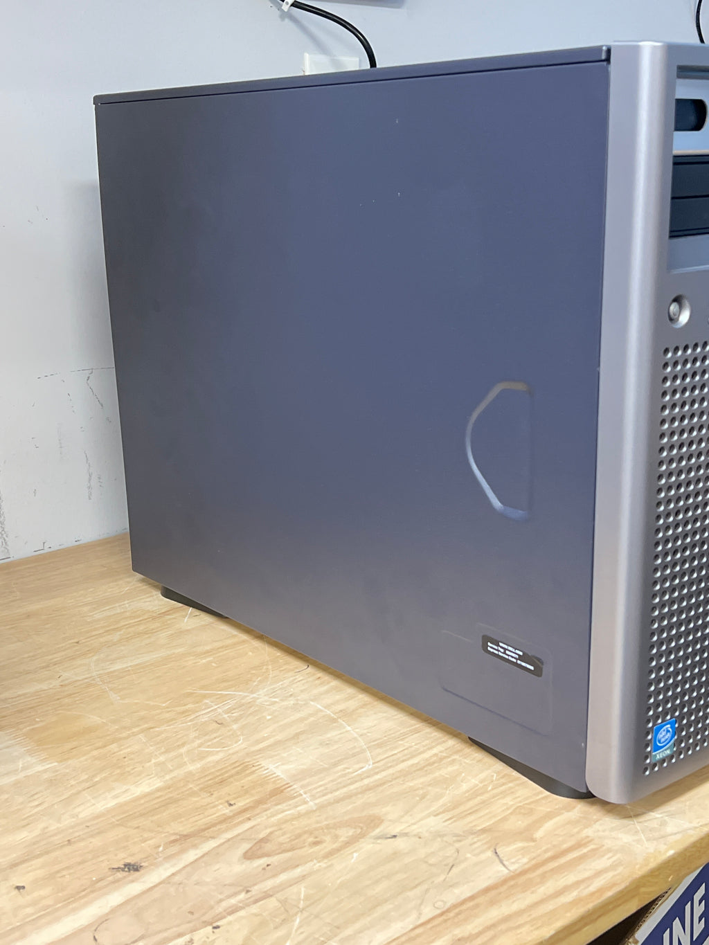 Dell PowerEdge 1800 Xeon Tower Server - (Powers On Unknown Specs)