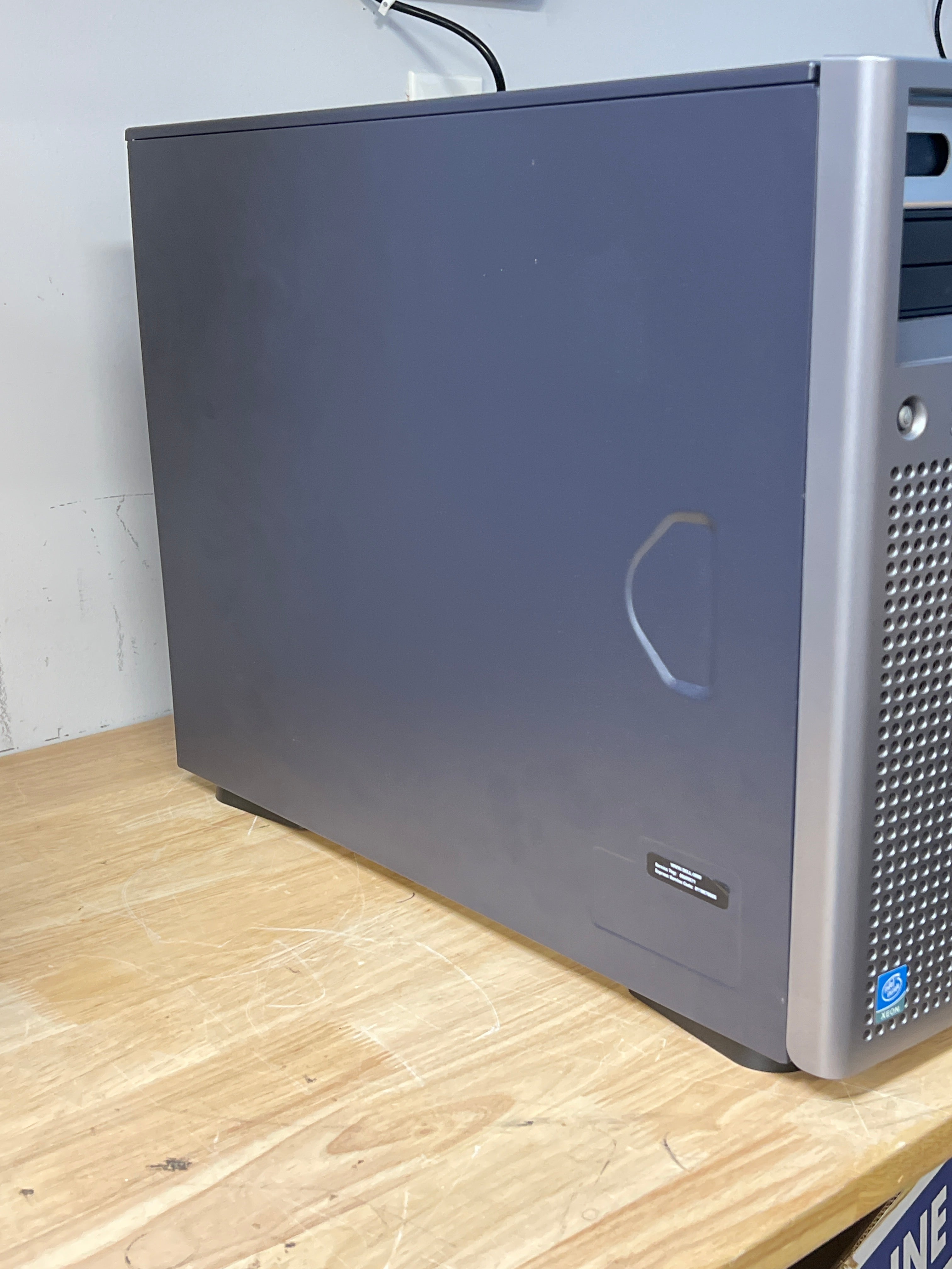 Dell PowerEdge 1800 Xeon Tower Server - (Powers On Unknown Specs)