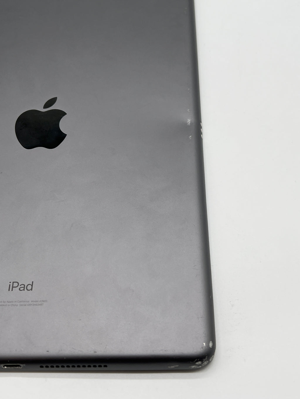 Apple iPad 9th Generation 10.2 in A2603 256GB Wi-Fi + Cellular Broken Screen Untested For Parts