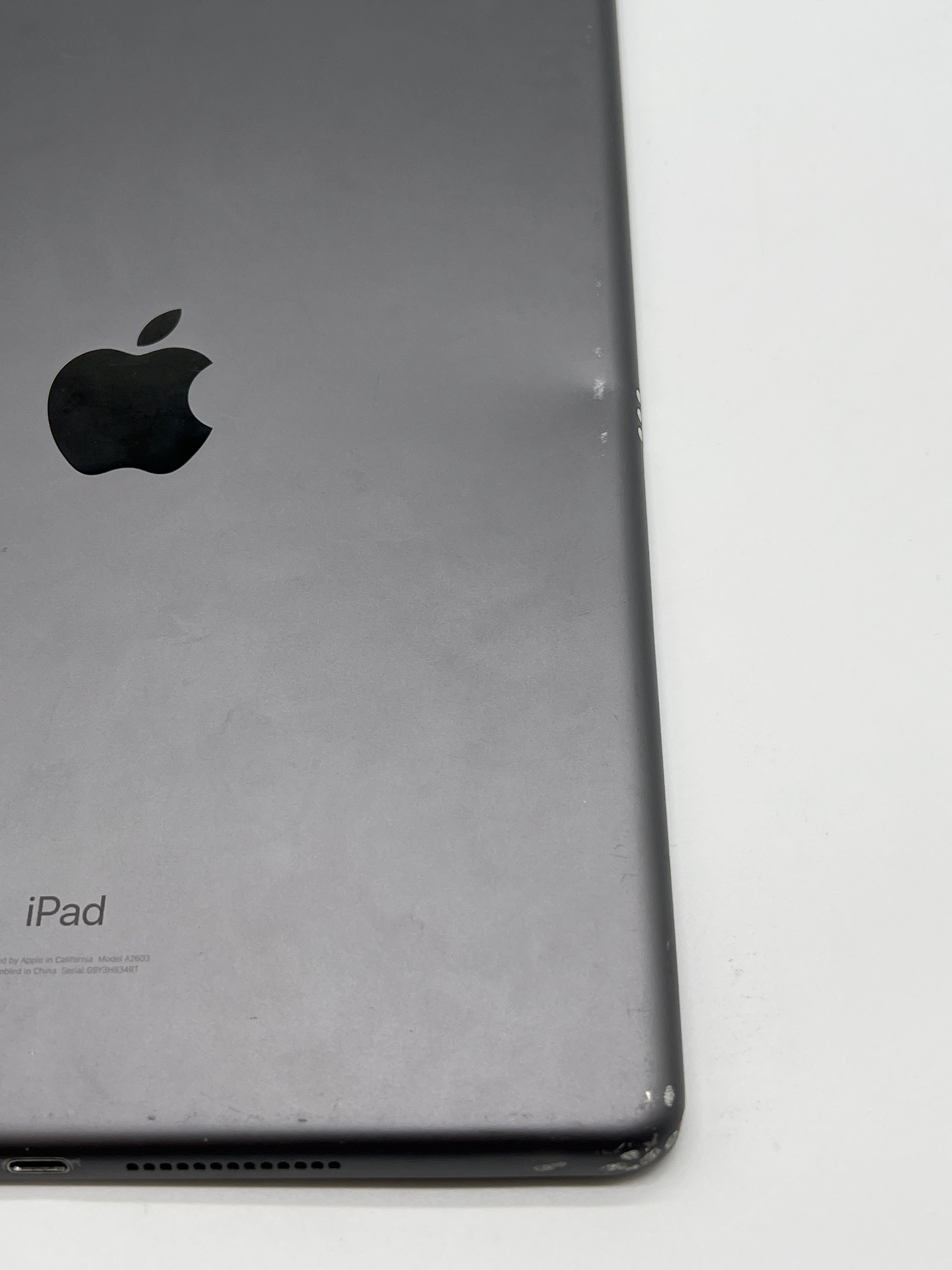 Apple iPad 9th Generation 10.2 in A2603 256GB Wi-Fi + Cellular Broken Screen Untested For Parts