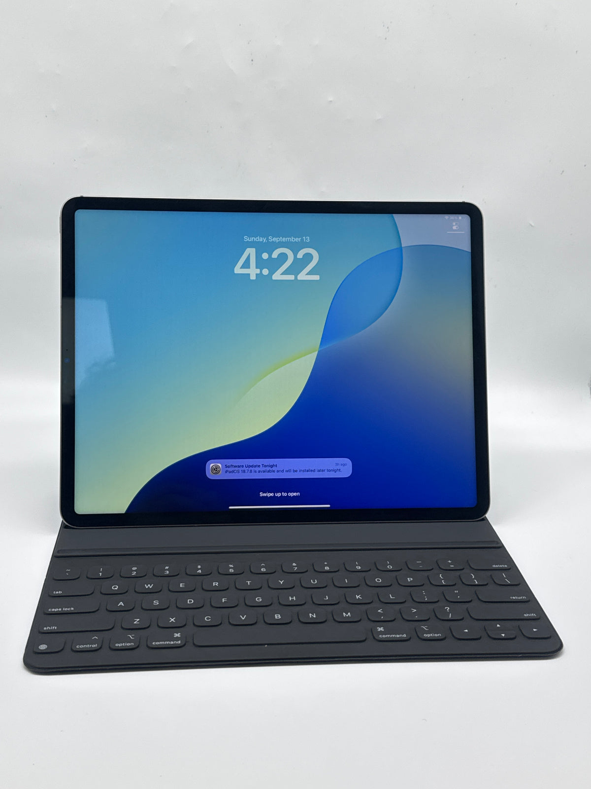 Apple iPad Pro 6th Gen 12.9" 128GB Wi-Fi Silver w/ Apple Magic Keyboard - Used