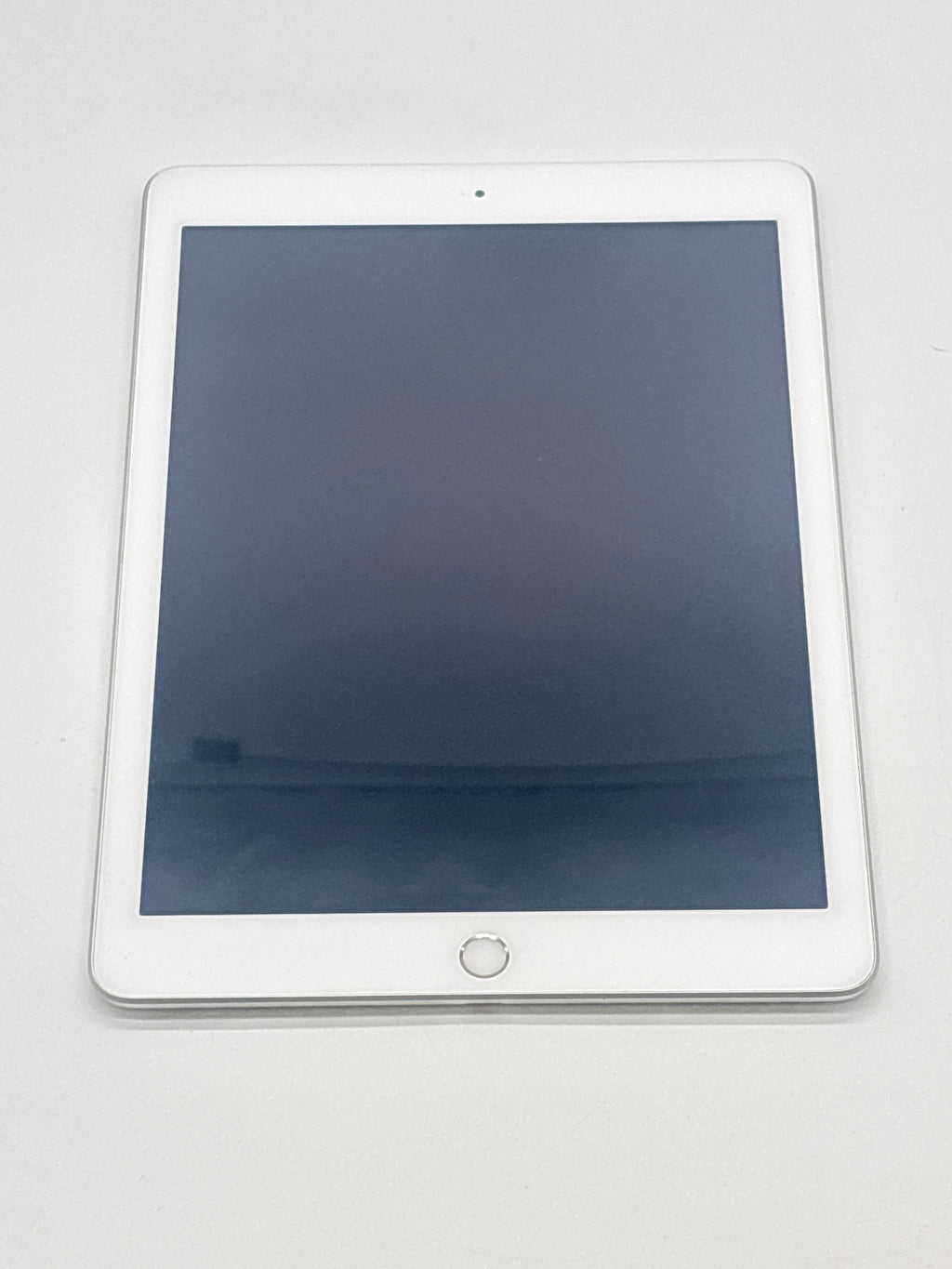 Apple iPad 5th Gen A1822 9.7 in 128 GB Silver Wi-Fi Unlocked Used