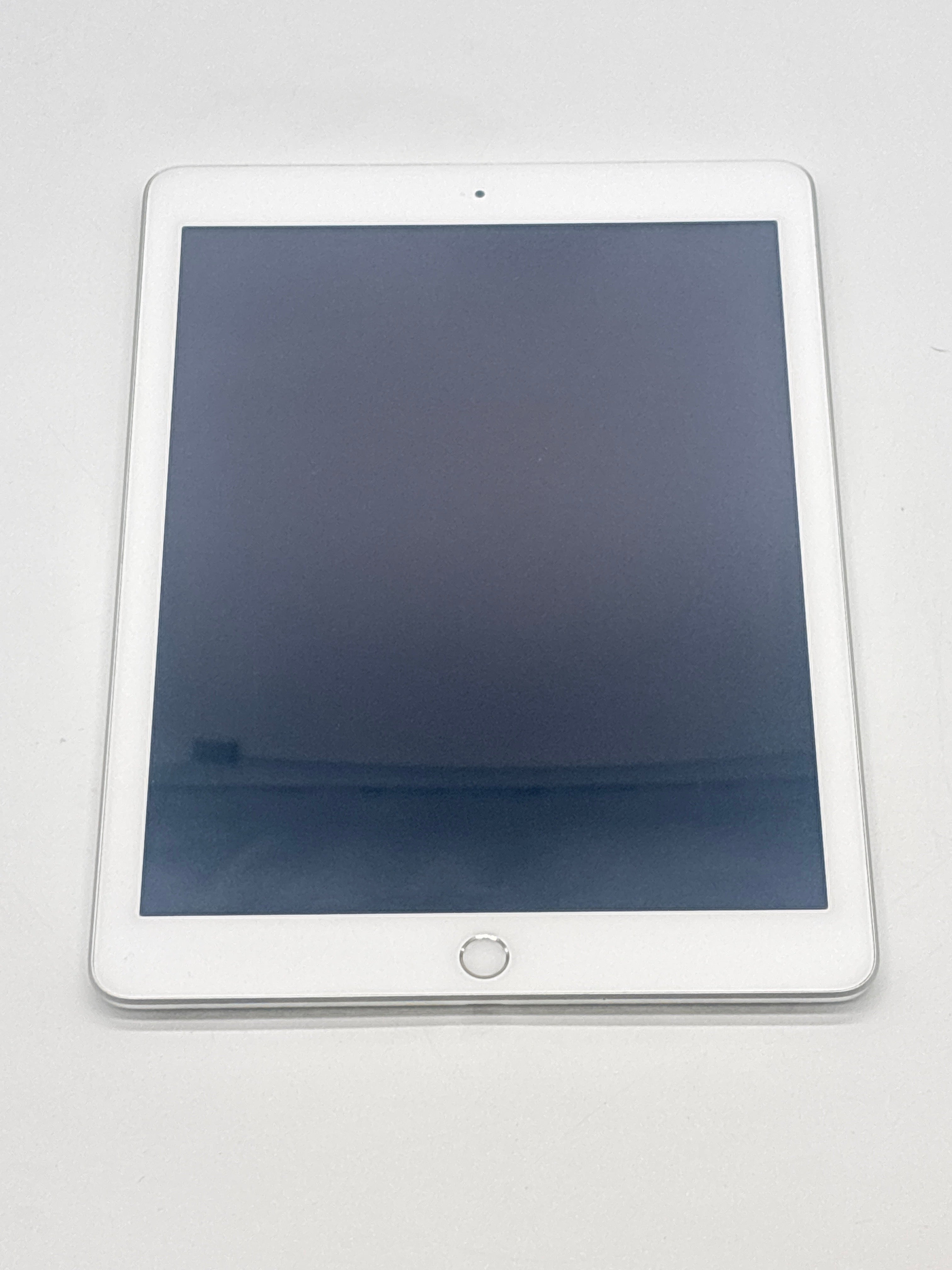 Apple iPad 5th Gen A1822 9.7 in 128 GB Silver Wi-Fi Unlocked Used