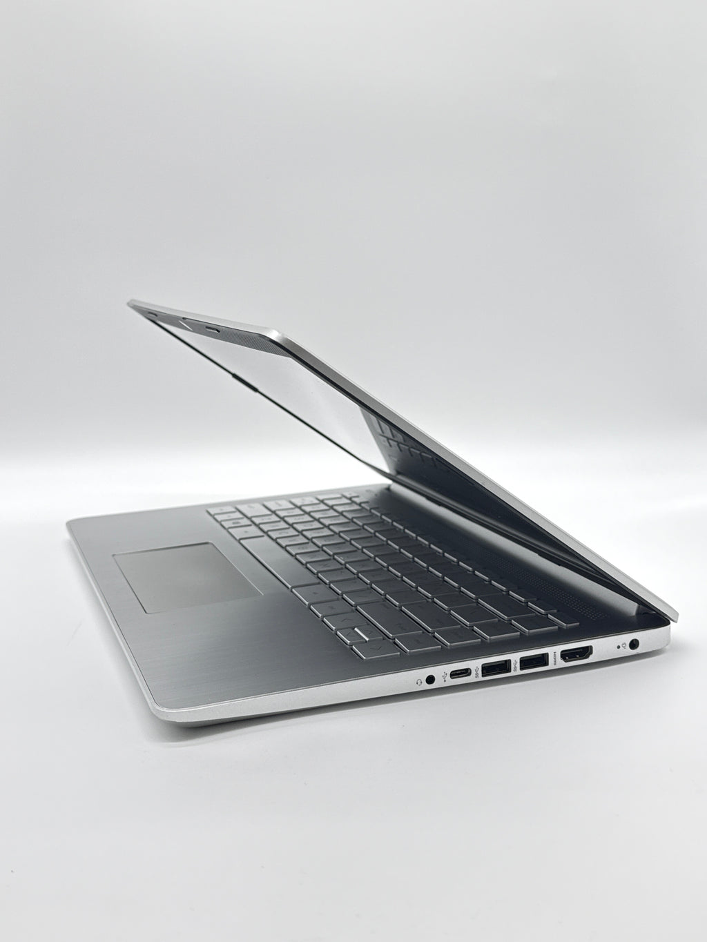 HP 14-dq1043cl 14 in Intel i3 8GB 256GB SSD Silver
