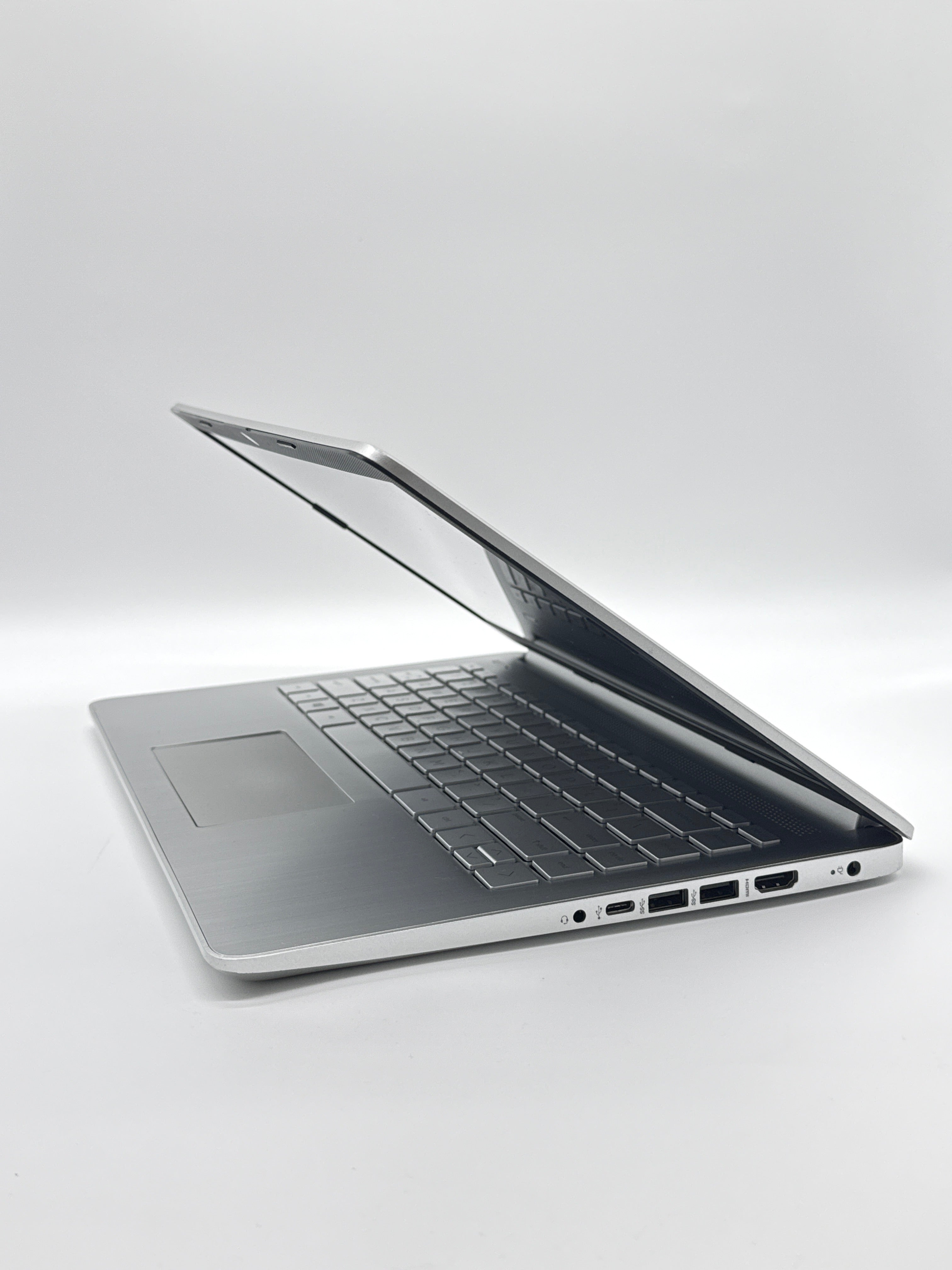 HP 14-dq1043cl 14 in Intel i3 8GB 256GB SSD Silver