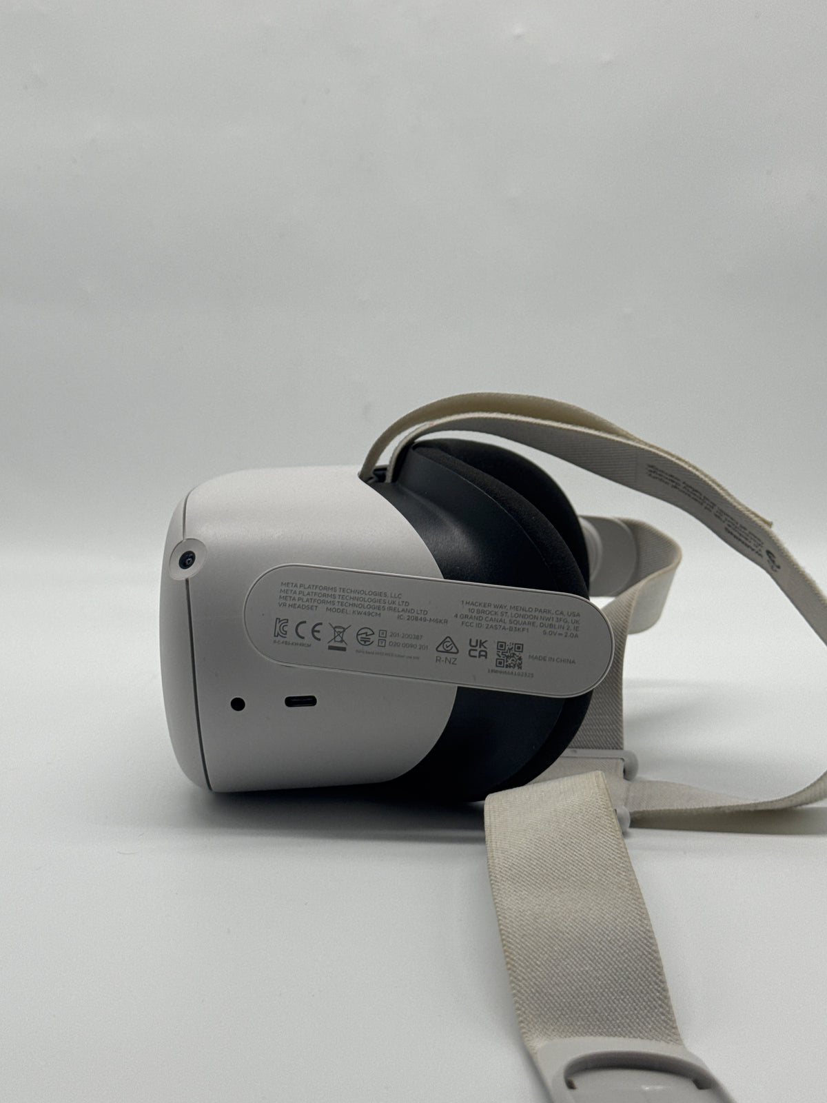 Meta Quest 2 64GB Standalone All-in-One VR Headset White - Used