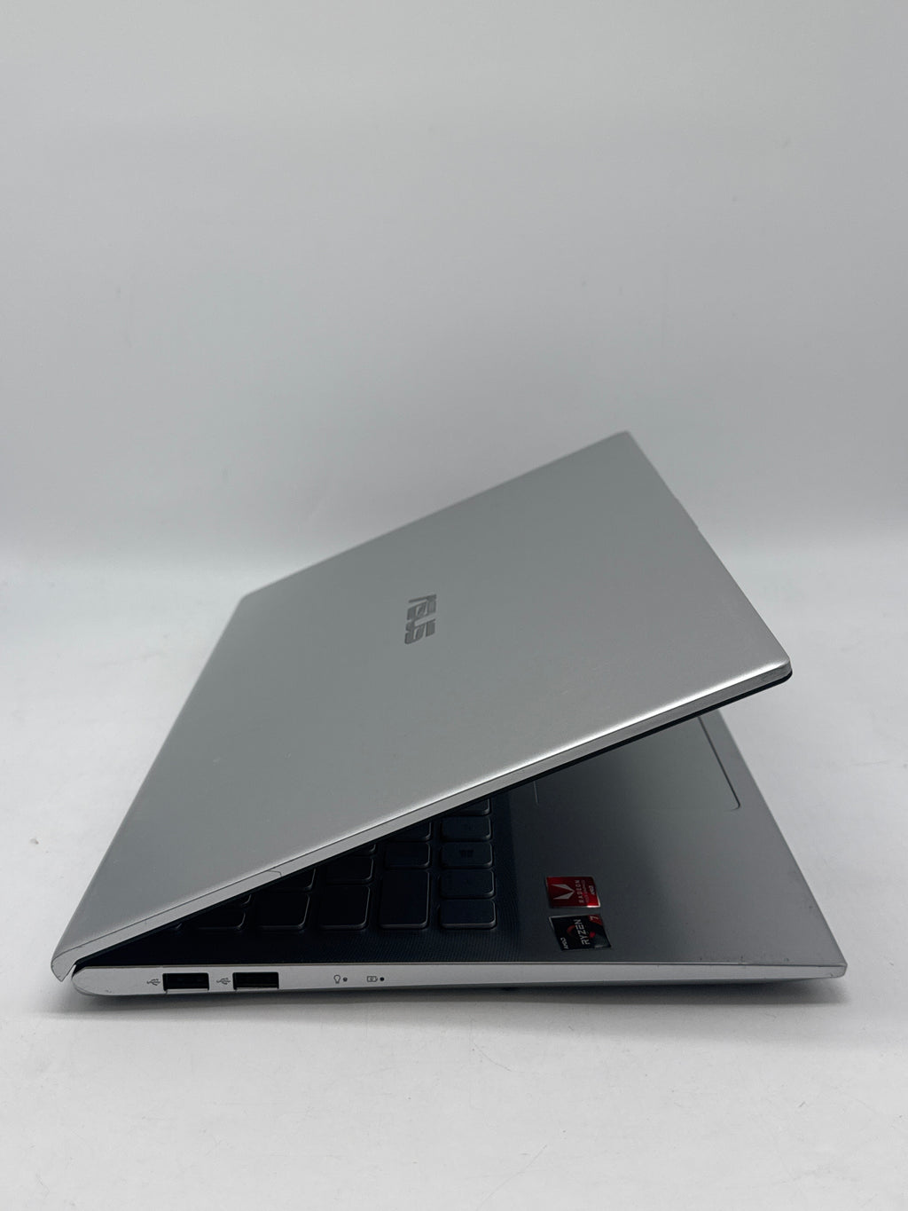 ASUS VIVOBOOK x512d  Ryzen 7 3700u 12GB RAM 512GB SSD Windows 11