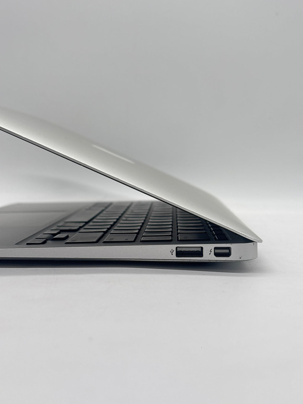 Apple MacBook Air A1465 i5 4GB RAM 128GB SSD - For Parts (No OS)