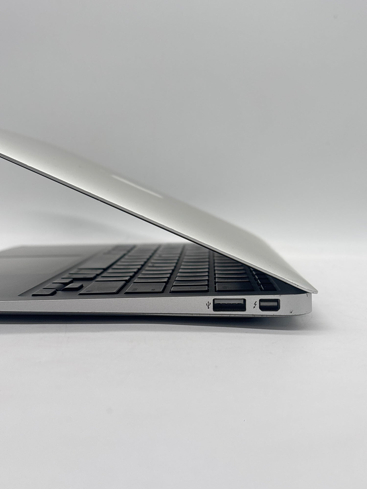 Apple MacBook Air A1465 i5 4GB RAM 128GB SSD - For Parts (No OS)