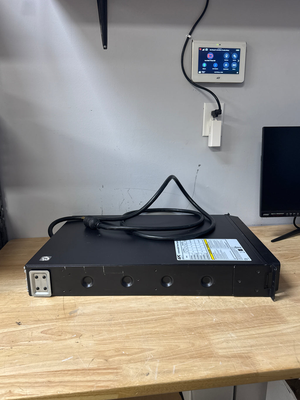 APC SRT2200XLA 2200VA UPS - No Batteries - Black