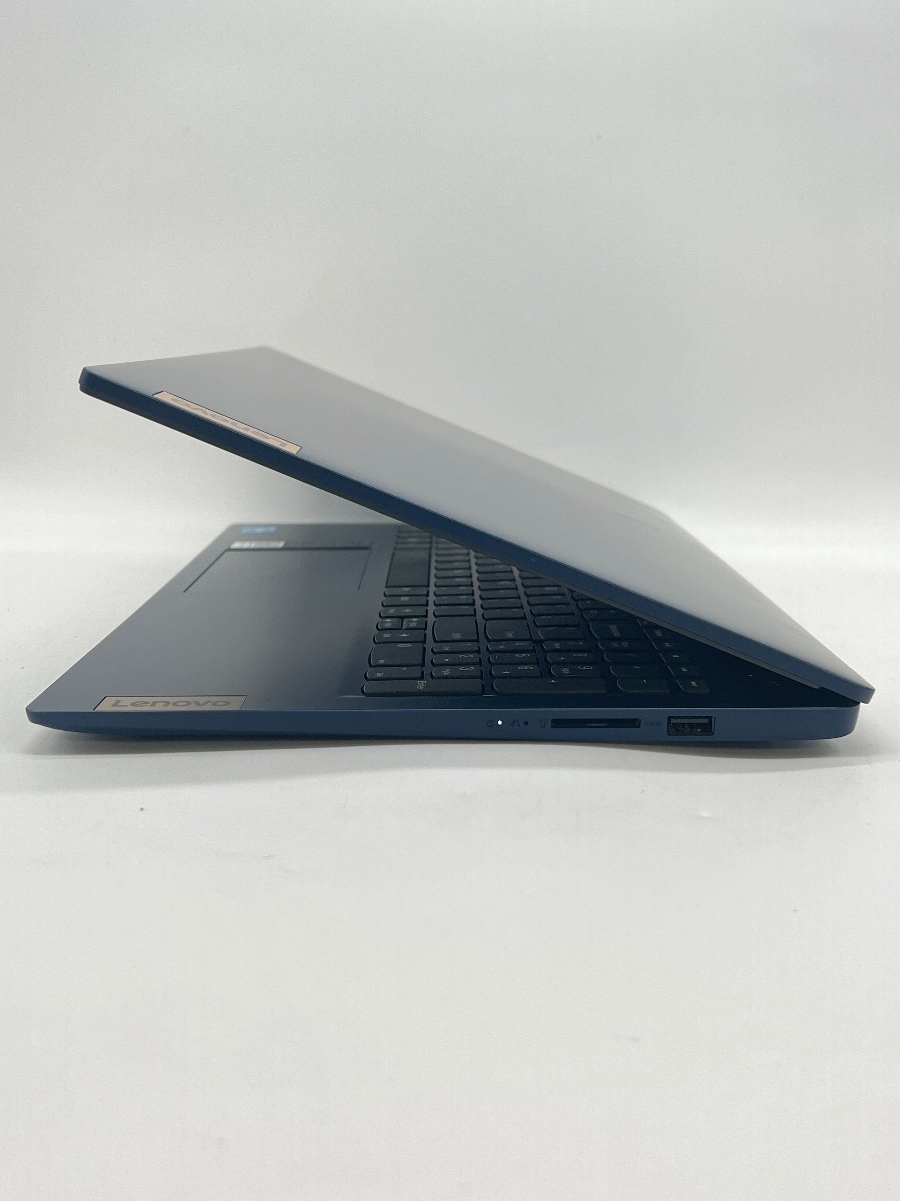 Lenovo IdeaPad Slim 3 15.6" i3-N305 8GB 256GB - Used