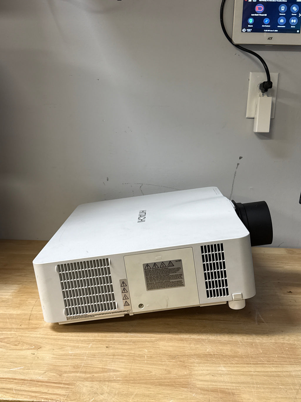 Hitachi CP-WU8450 WUXGA 5000 Lumens (115 hours) - Used