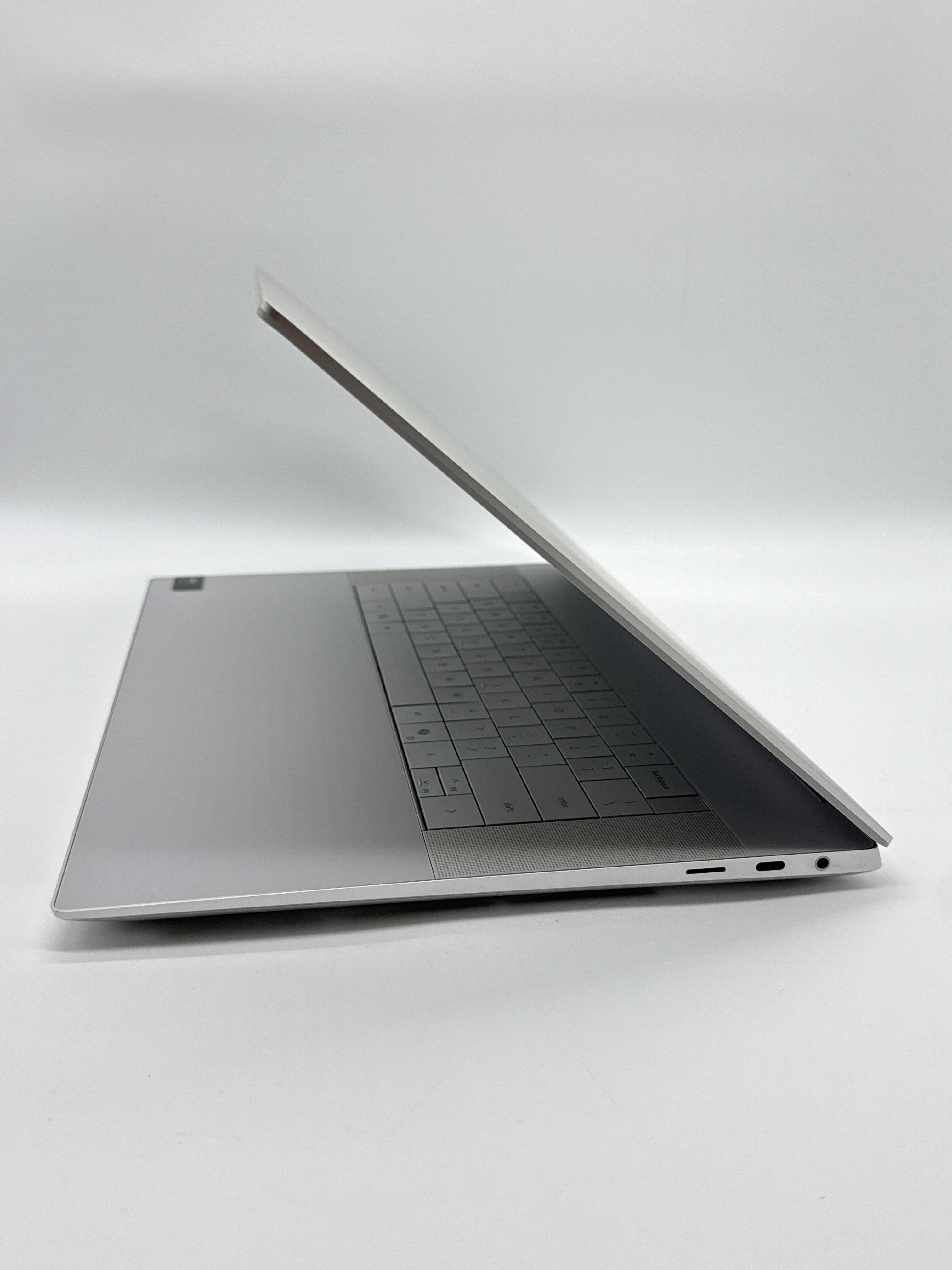Dell XPS 16 9640 Ultra 9 64GB RAM 4TB SSD RTX 4060 Touch 4K OLED