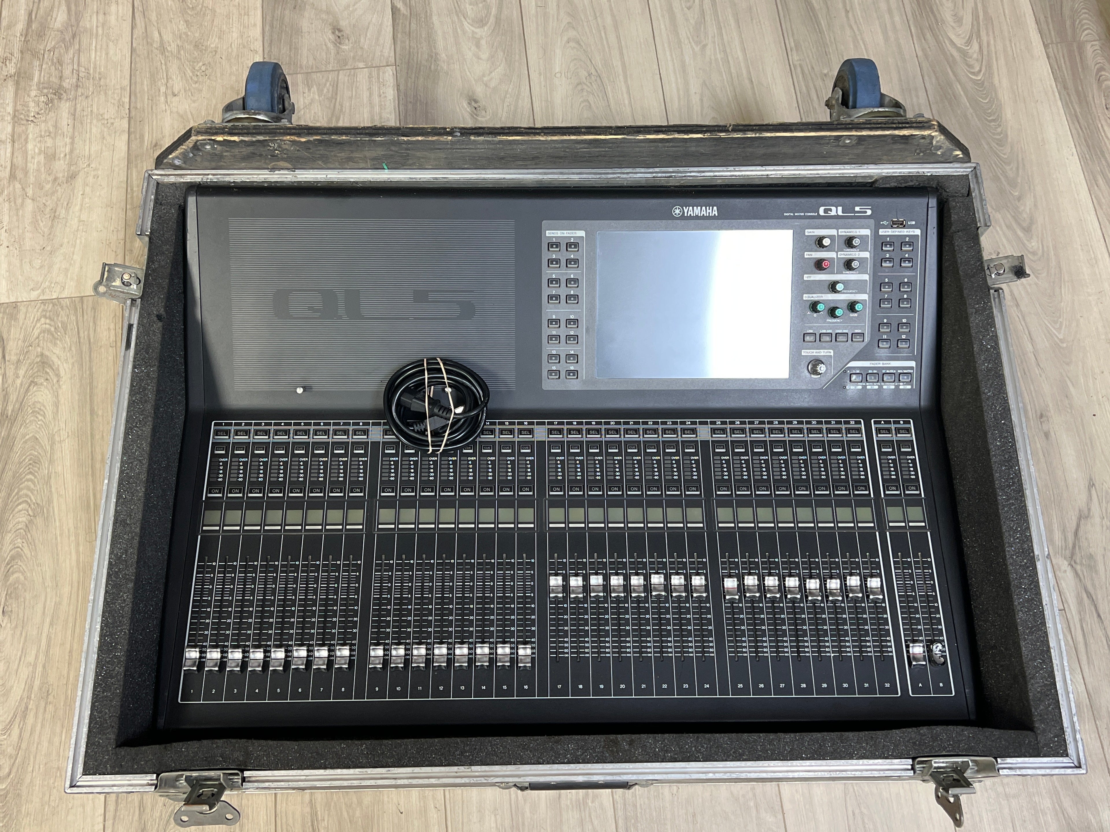 Yamaha QL5 Digital Mixing Console 32 In 16 Out Black Used With Box