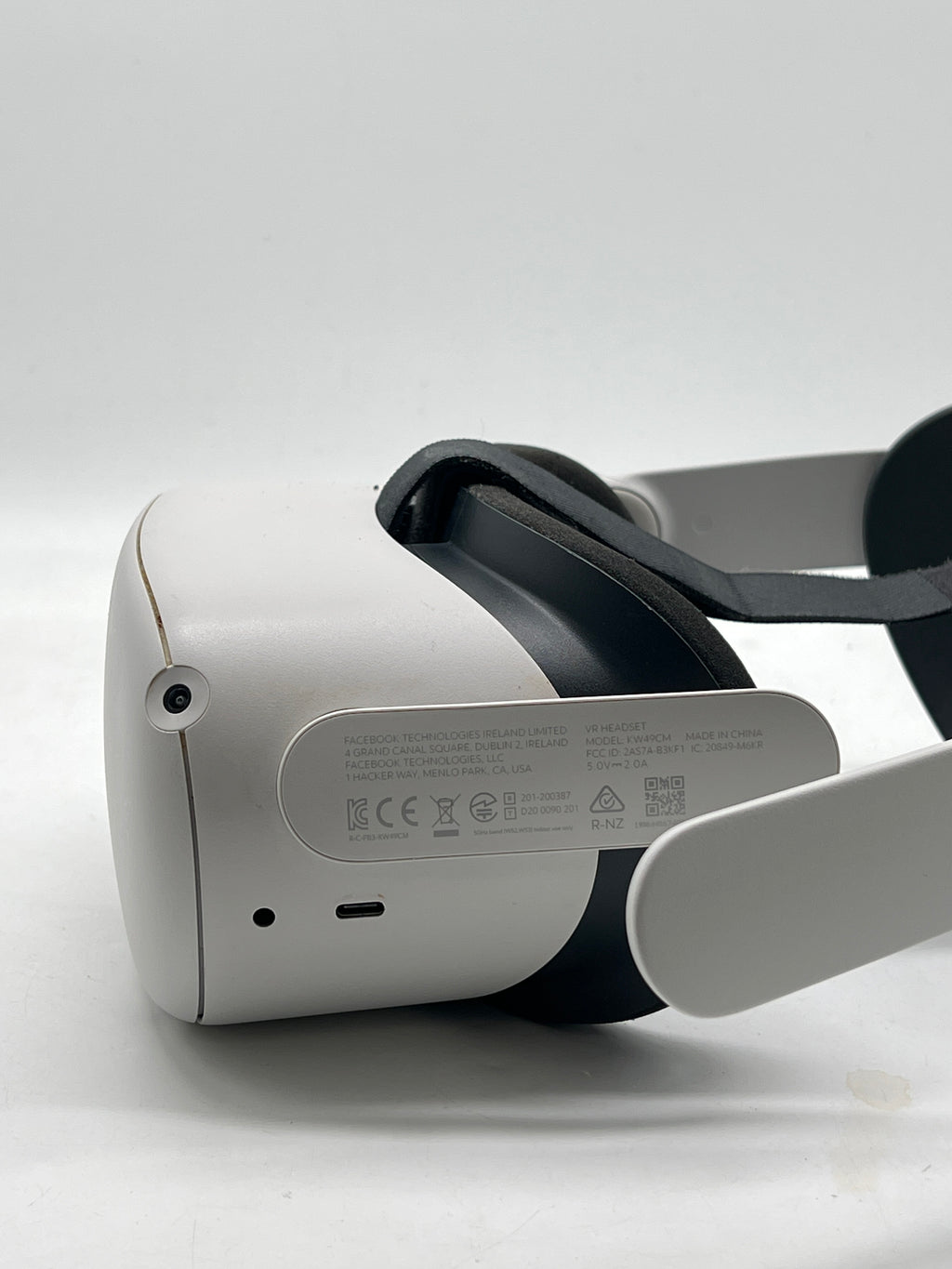 Meta Quest 2 128GB VR Headset - For Parts Cracked Facial Cover