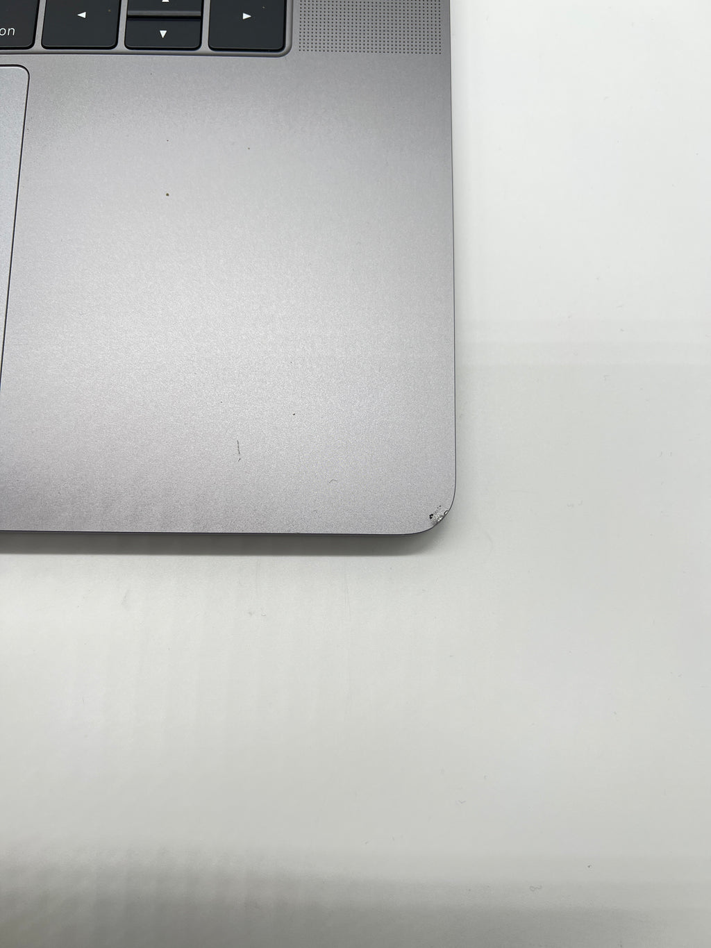 Apple MacBook Pro 15" A1707 2016 Intel i7 2.6GHz 16GB 256GB Space Gray Used