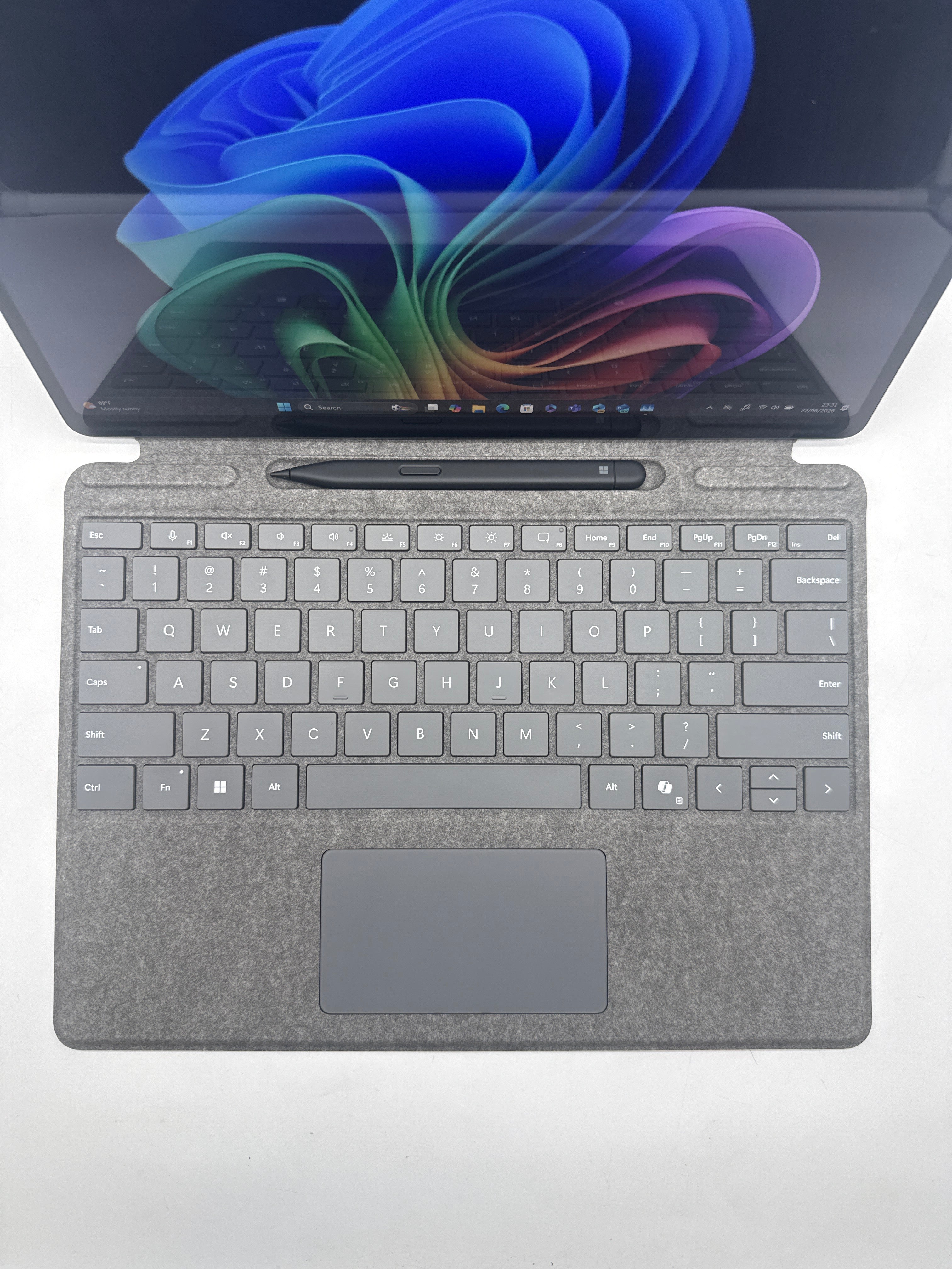 Microsoft Surface Pro 11 2076 Snapdragon X 12-Core 16GB RAM 256GB SSD