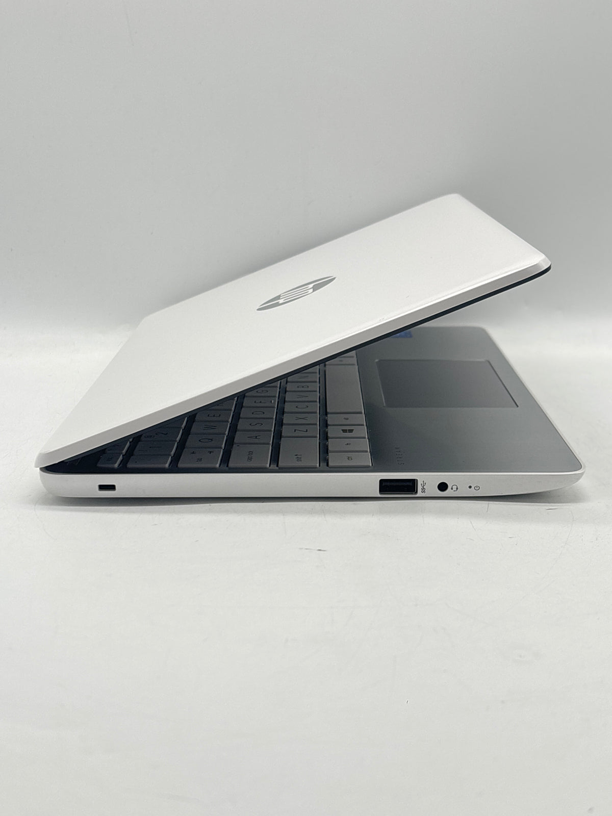 HP Stream 11-ak1035nr 11" Intel Atom 4GB RAM 32GB eMMC White - Bad Battery