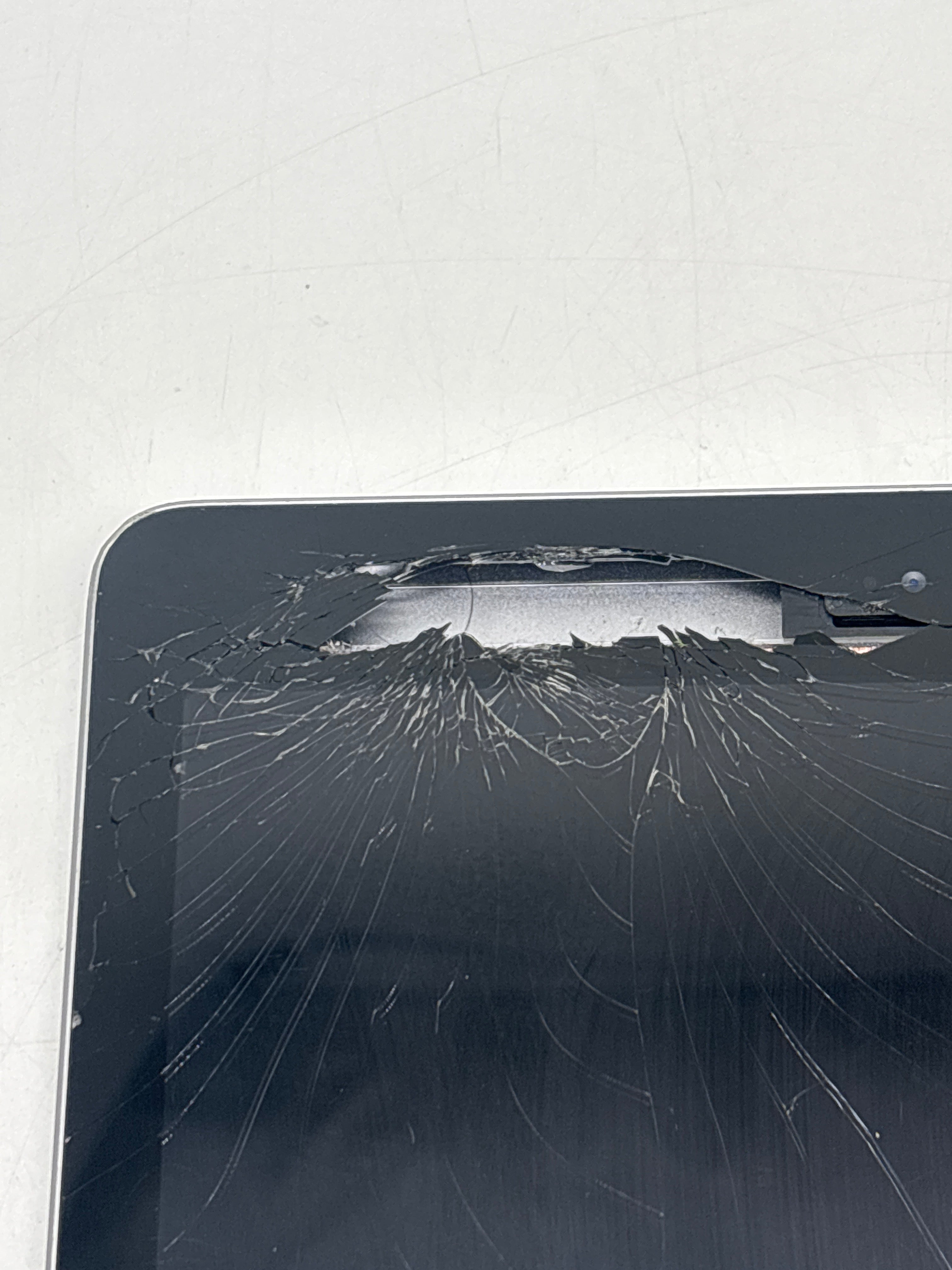 Apple iPad 6th Gen A1893 32GB Space Gray Wi-Fi - Cracked Screen