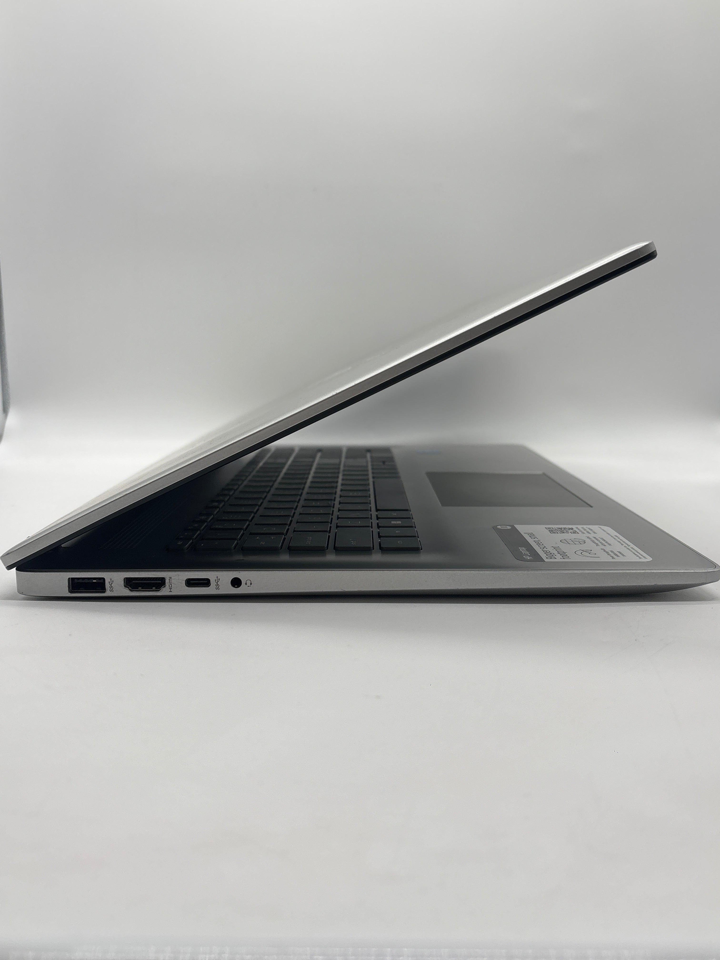 HP 17-cn2083dx i3-1215U 8GB RAM 256 GB SSD