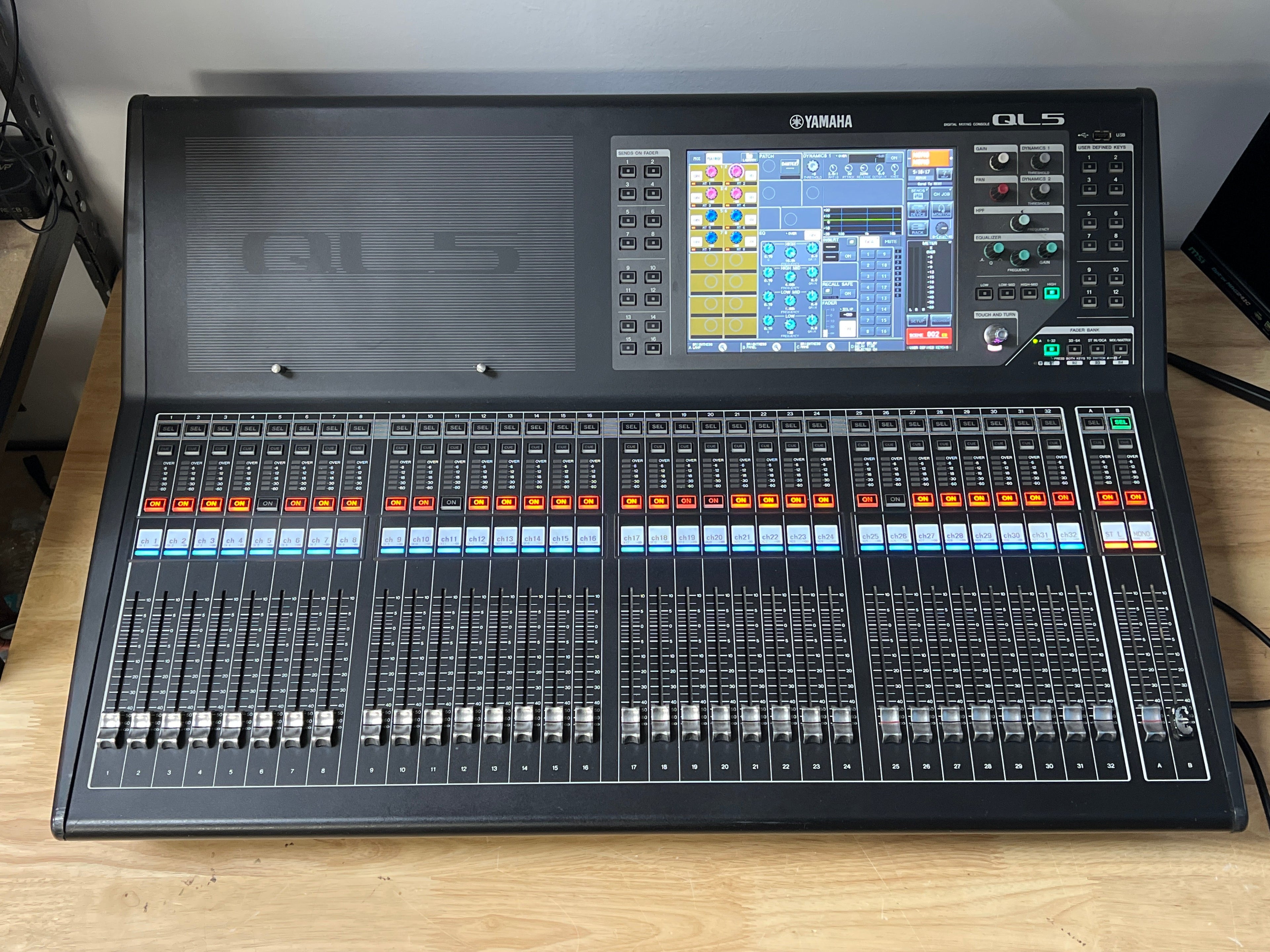 Yamaha QL5 Digital Mixing Console 32 In 16 Out Black Used With Box