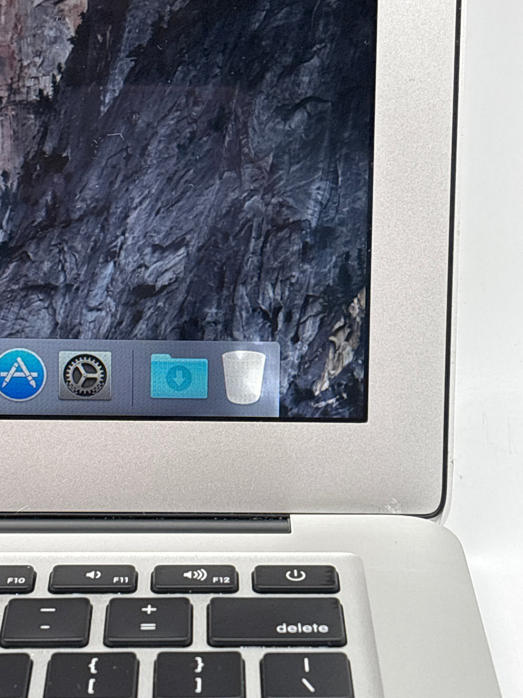 Apple MacBook Air 13" A1466 2015 i7 8GB ram 256GB SSD - For Parts (Read)