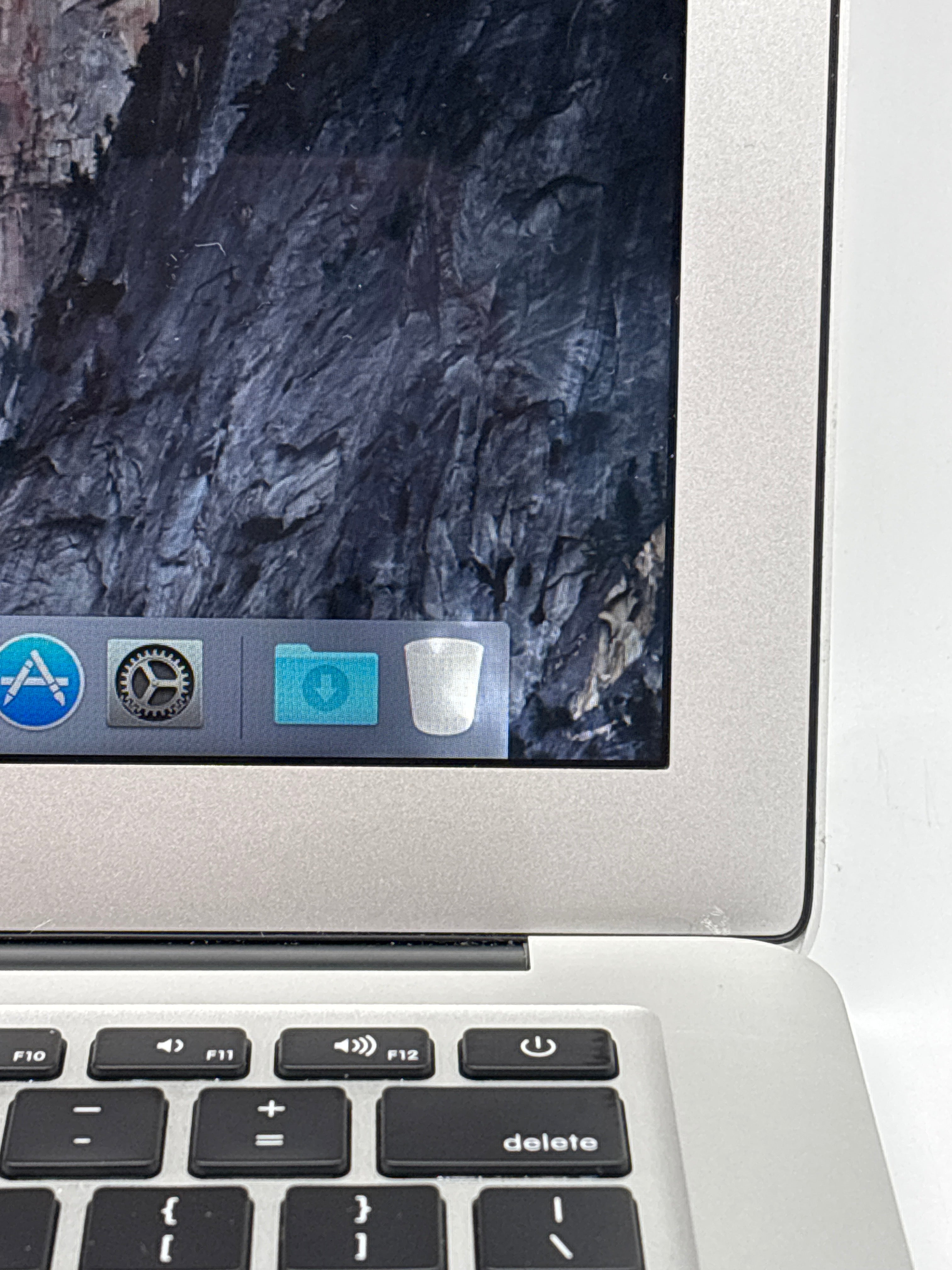 Apple MacBook Air 13" A1466 2015 i7 8GB ram 256GB SSD - For Parts (Read)