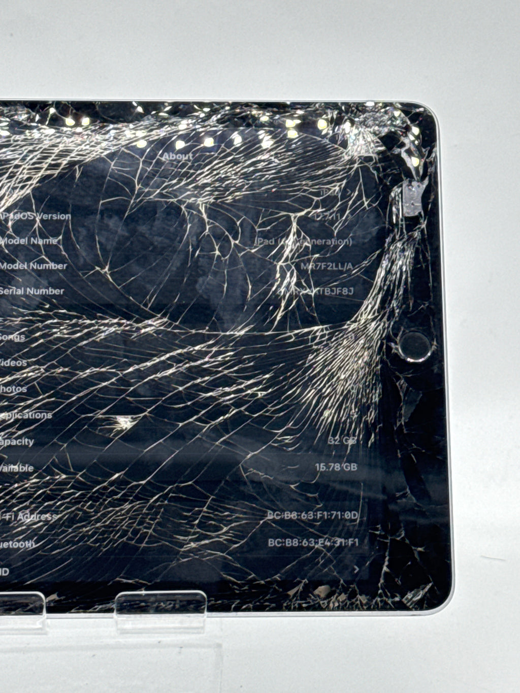 Apple iPad 6th Gen 9.7" 32GB Space Gray Wi-Fi - Screen Cracked, Read