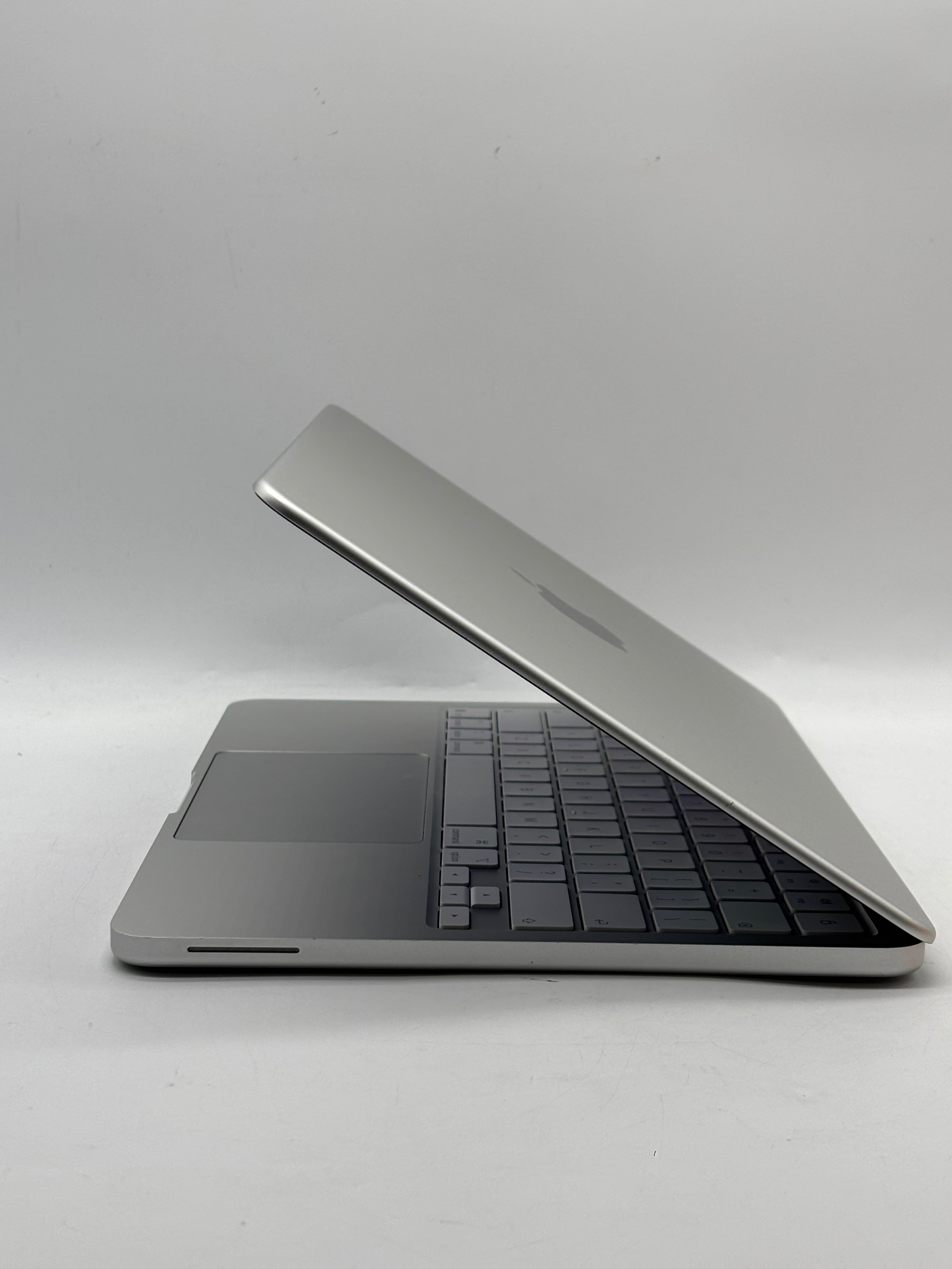 Apple MacBook Neo A3404 13" A18 Pro 8GB RAM 256GB SSD Silver - Used