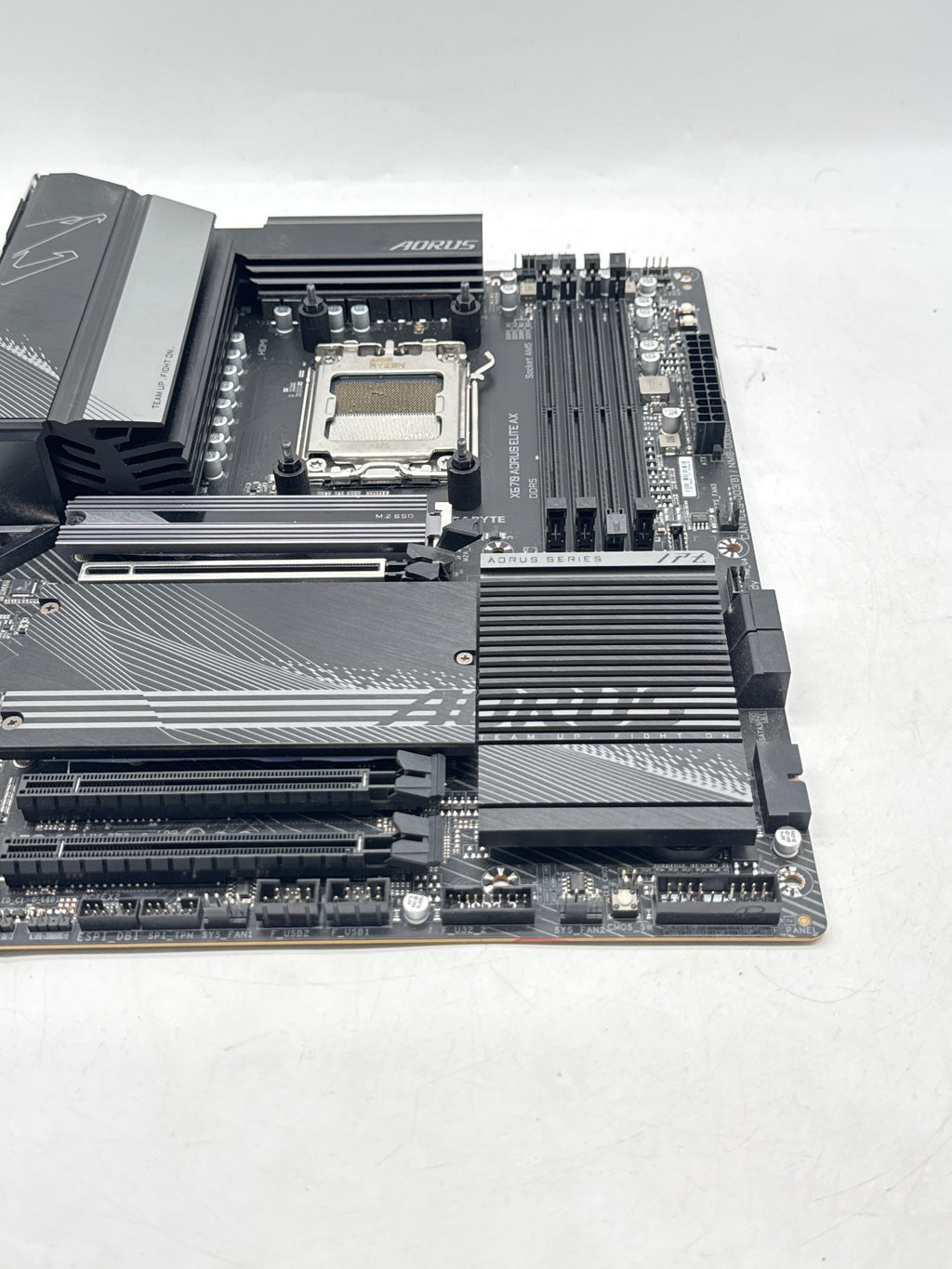 Gigabyte X670 AORUS ELITE AX ATX Motherboard DDR5 4 Slots - Used