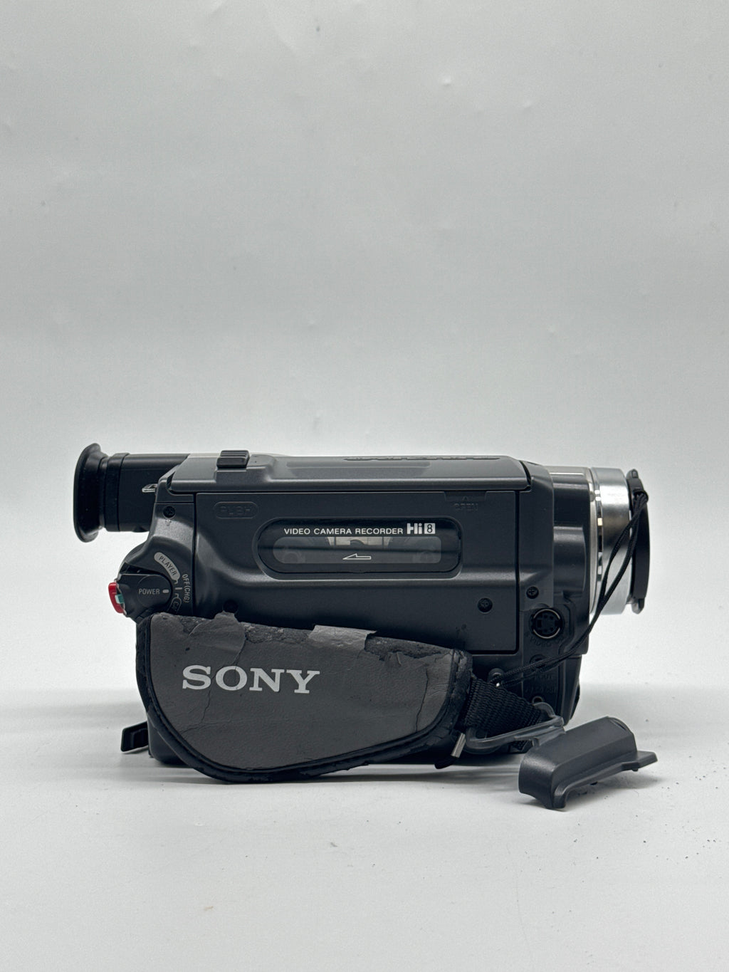 Sony Handycam Vision CCD-TRV108 Hi8 Analog Camcorder 20x Zoom Silver - Used