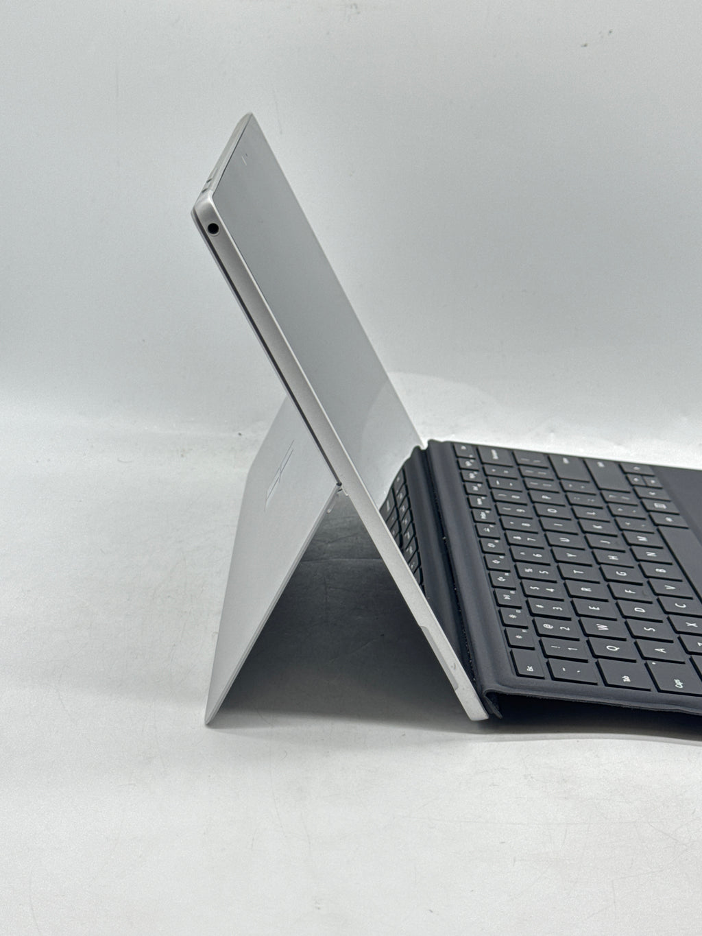 Microsoft Surface Pro 6 i7-8650U 16GB RAM 512GB SSD Read